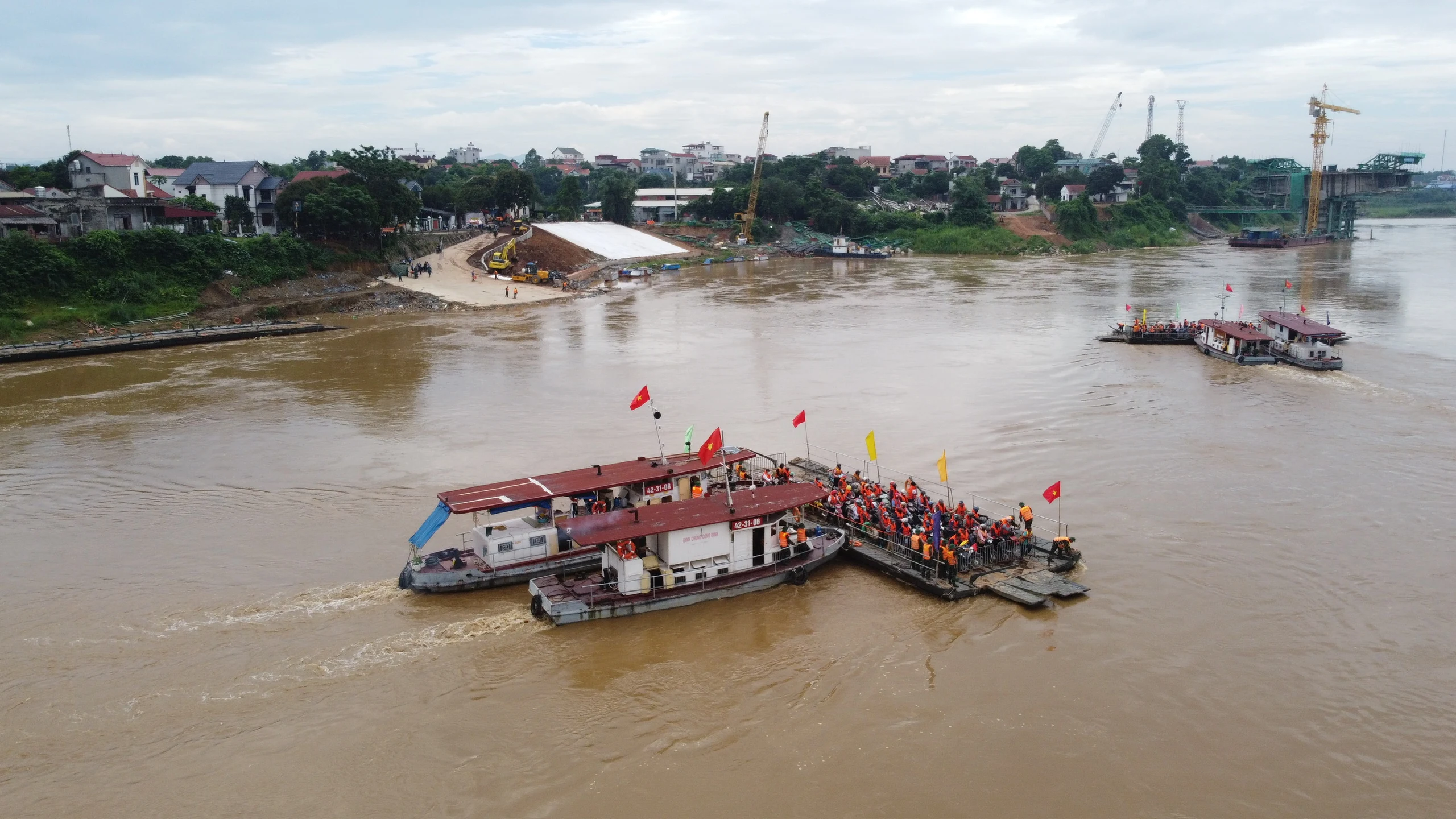 Dự kiến cầu phao Phong Châu hoạt động trở lại từ 6h sáng mai 20/6