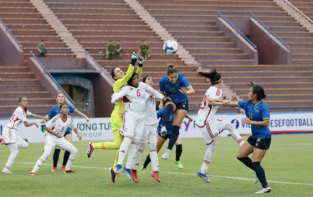 Đội tuyển nữ Guam và UAE chia điểm trên sân Việt Trì