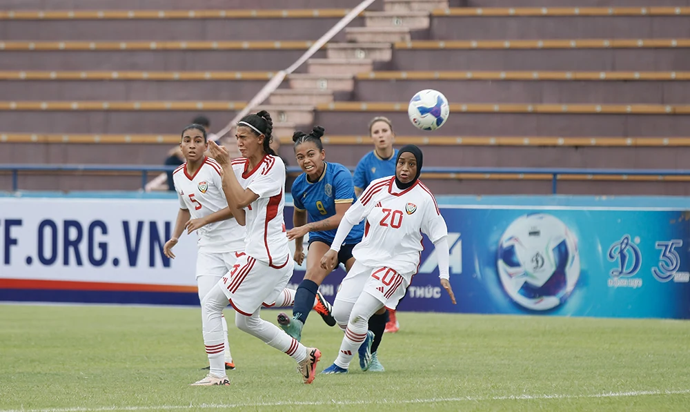 Đội tuyển nữ Guam và UAE chia điểm trên sân Việt Trì
