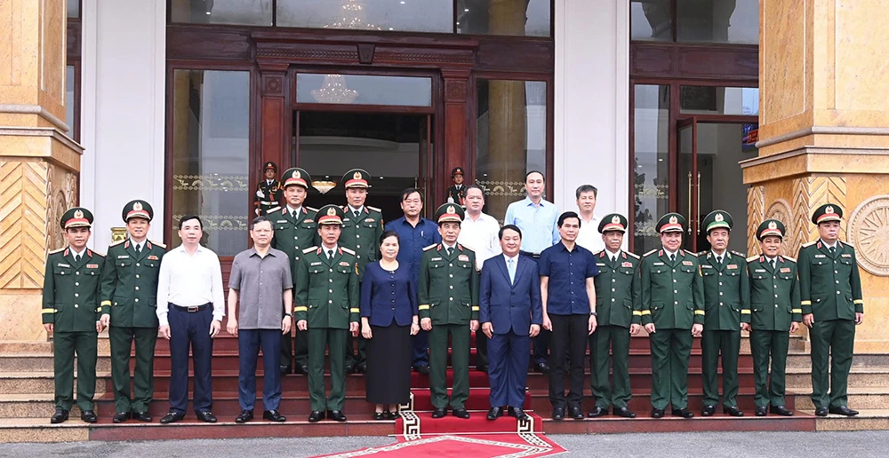 Công bố quyết định sáp nhập và tổ chức lại các cơ quan quân sự địa phương Quân khu 2