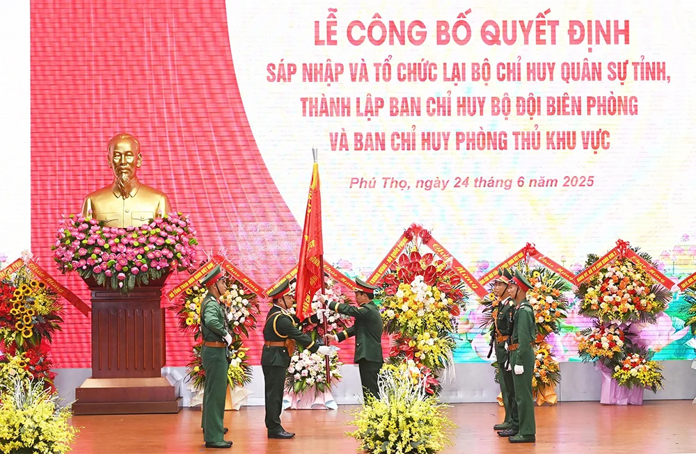 Công bố quyết định sáp nhập và tổ chức lại các cơ quan quân sự địa phương Quân khu 2