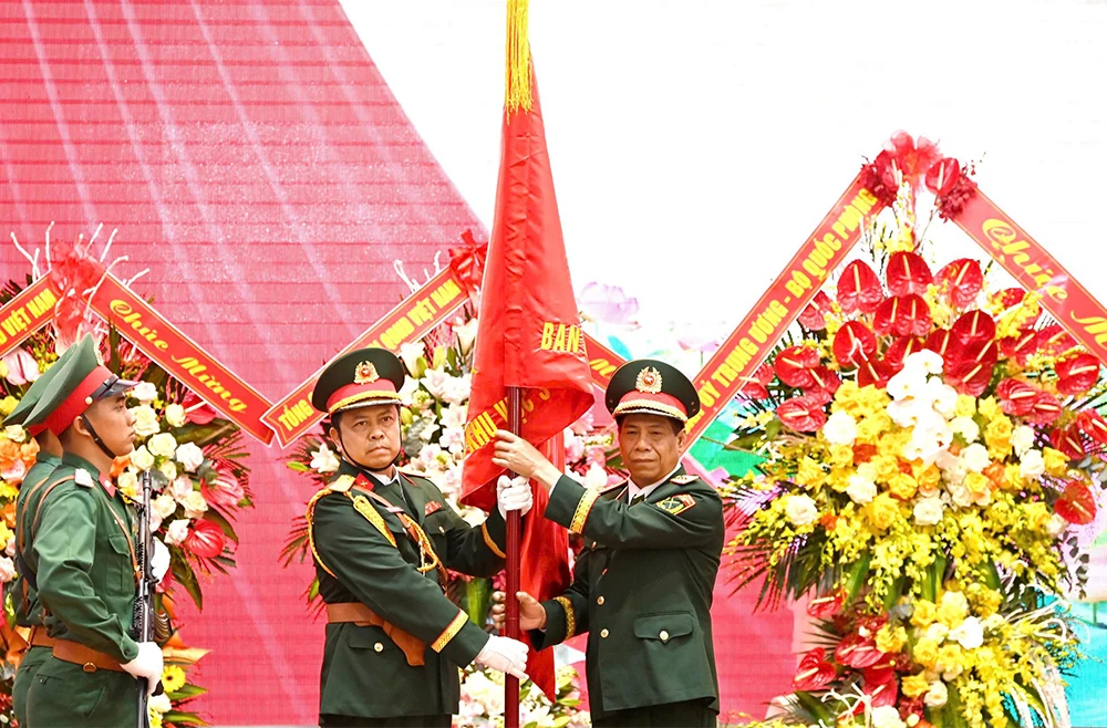 Công bố quyết định sáp nhập và tổ chức lại các cơ quan quân sự địa phương Quân khu 2