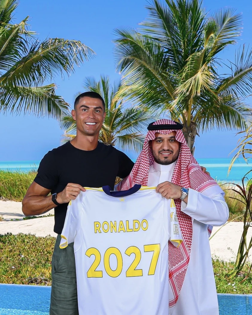 Ronaldo ký siêu hợp đồng với Al Nassr, nhận 17 tỷ VNĐ/ngày