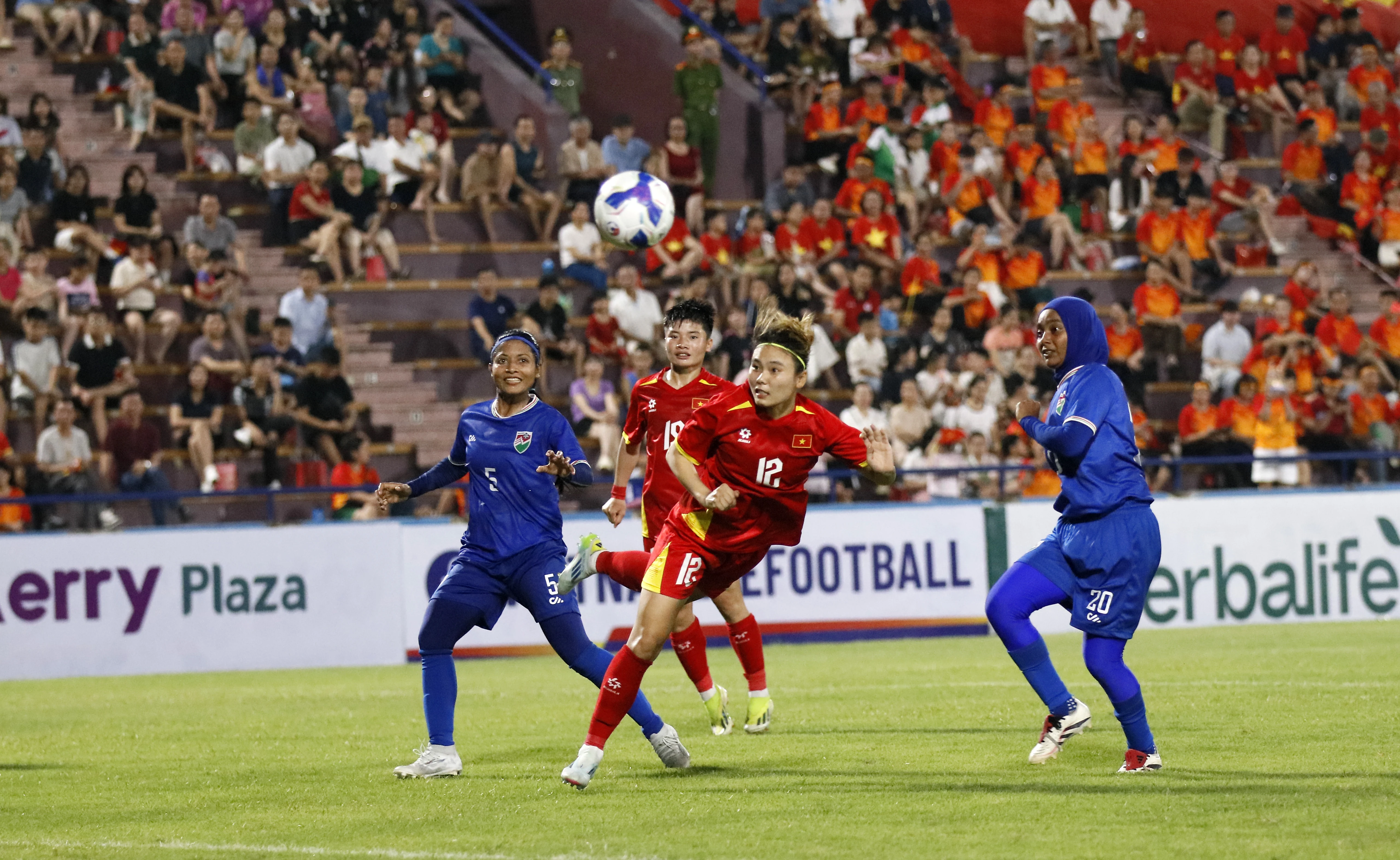 Đội tuyển nữ Việt Nam dội cơn mưa bàn thắng vào lưới nữ Maldives