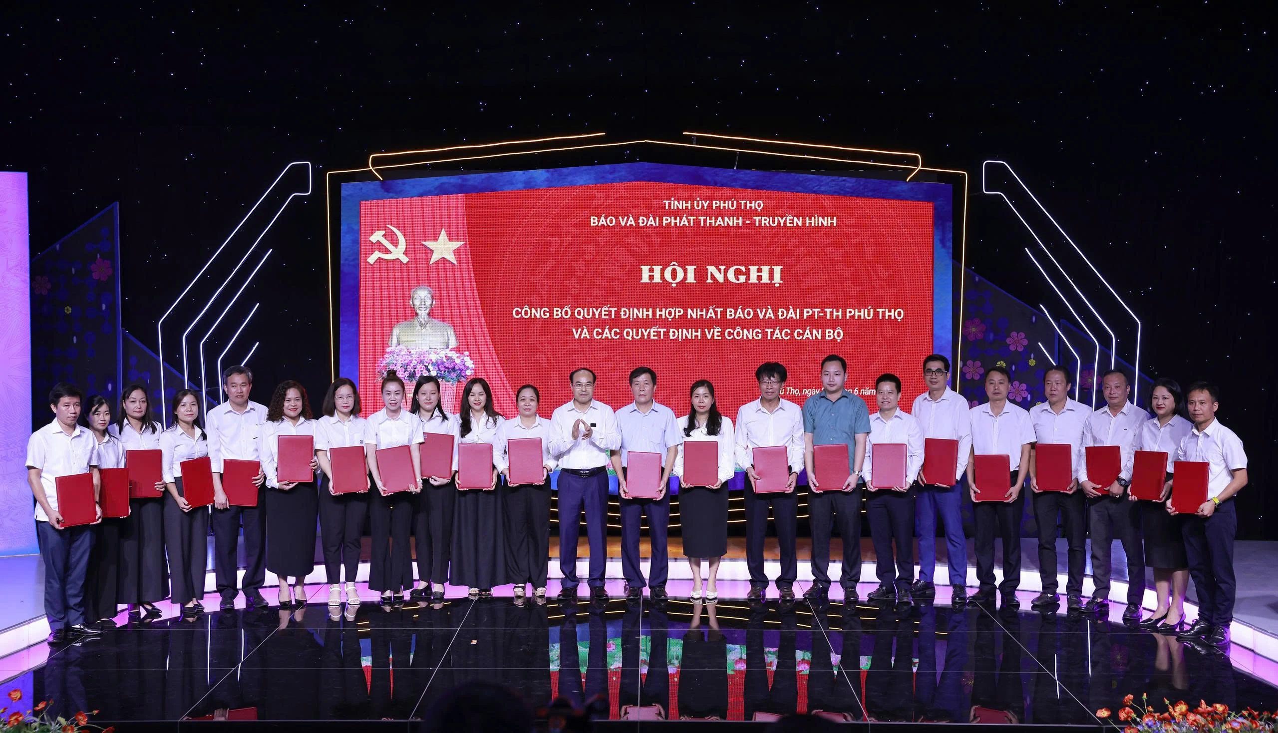 Công bố quyết định thành lập Báo và Đài Phát thanh - Truyền hình Phú Thọ