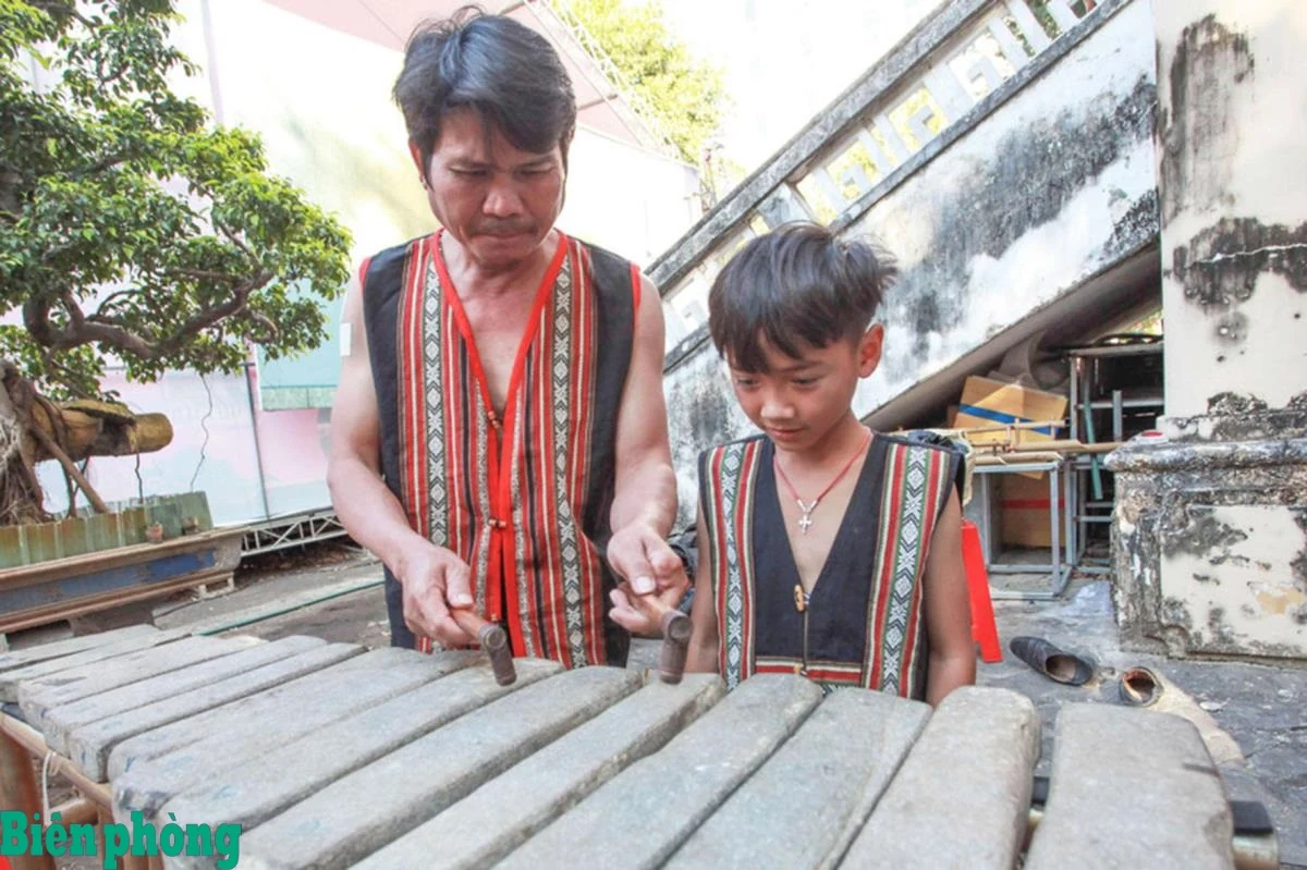 Âm vang tiếng đàn đá của dân tộc Xơ Đăng giữa đại ngàn Tây Nguyên