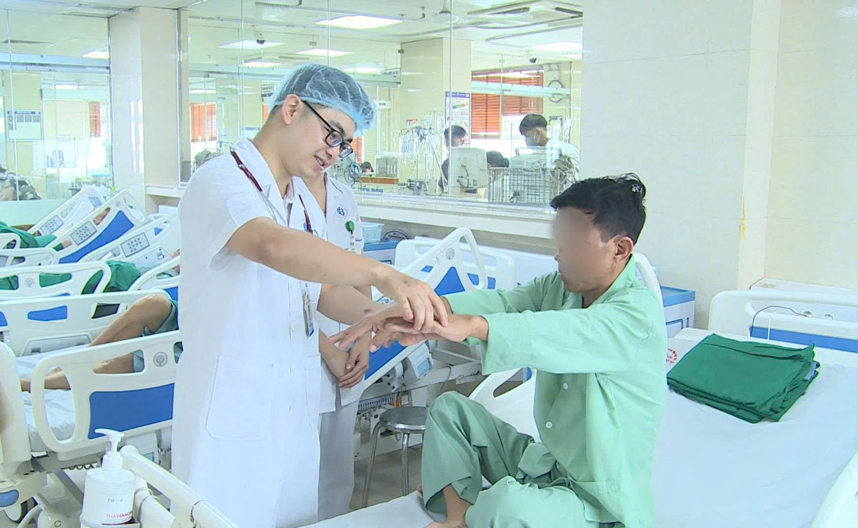 Cấp cứu thành công người bệnh đột quỵ não khi đang uống rượu