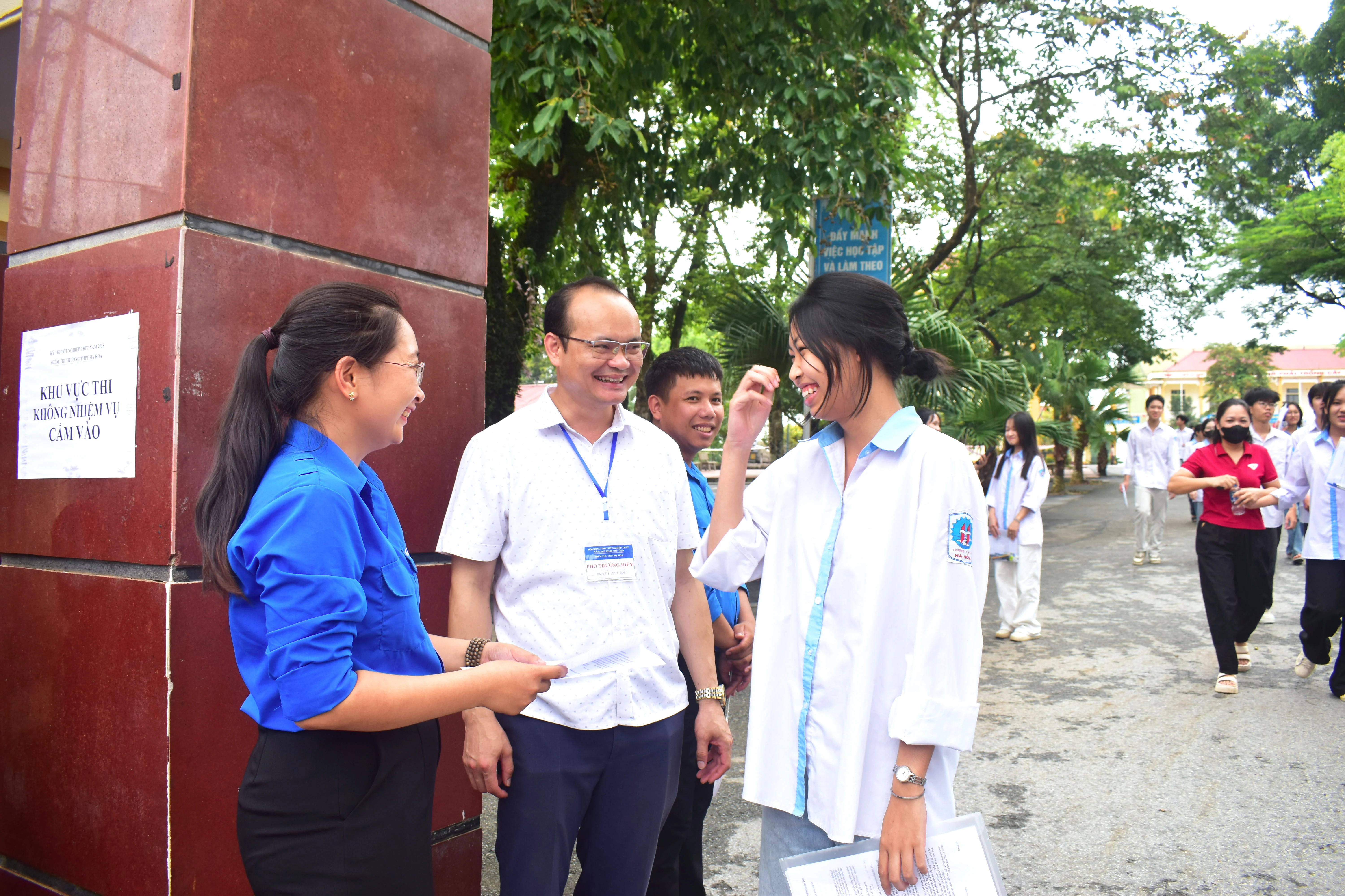 Những hình ảnh đẹp trong ngày thi đầu tiên Kỳ thi tốt nghiệp THPT năm 2025