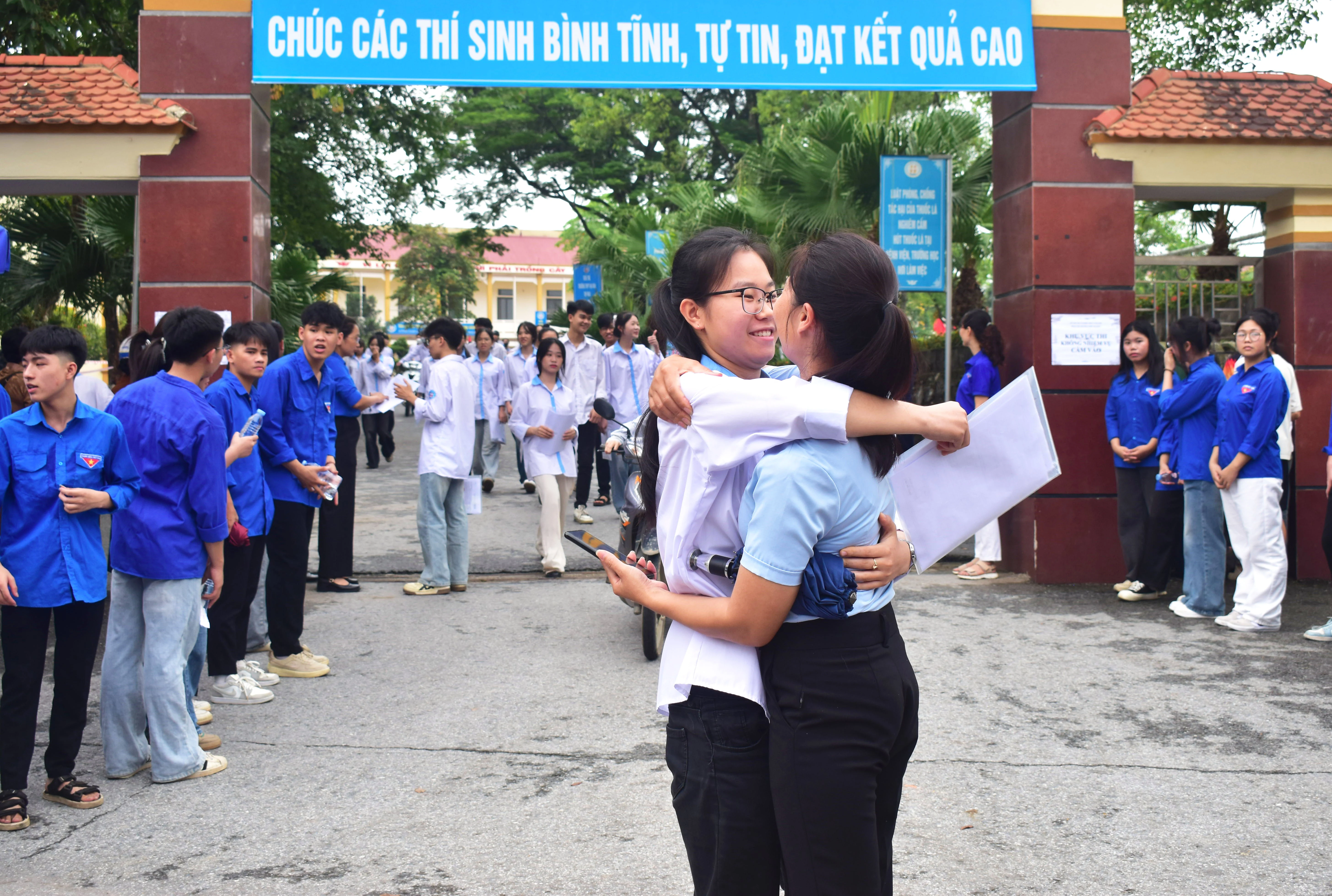 Những hình ảnh đẹp trong ngày thi đầu tiên Kỳ thi tốt nghiệp THPT năm 2025