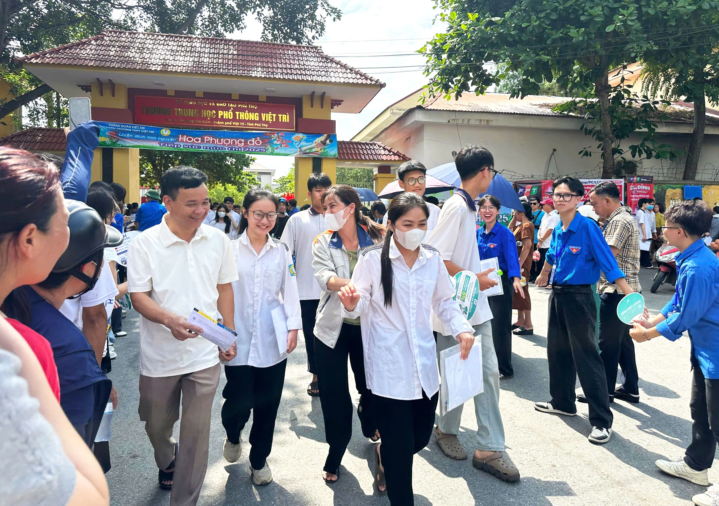 Những hình ảnh đẹp trong ngày thi đầu tiên Kỳ thi tốt nghiệp THPT năm 2025