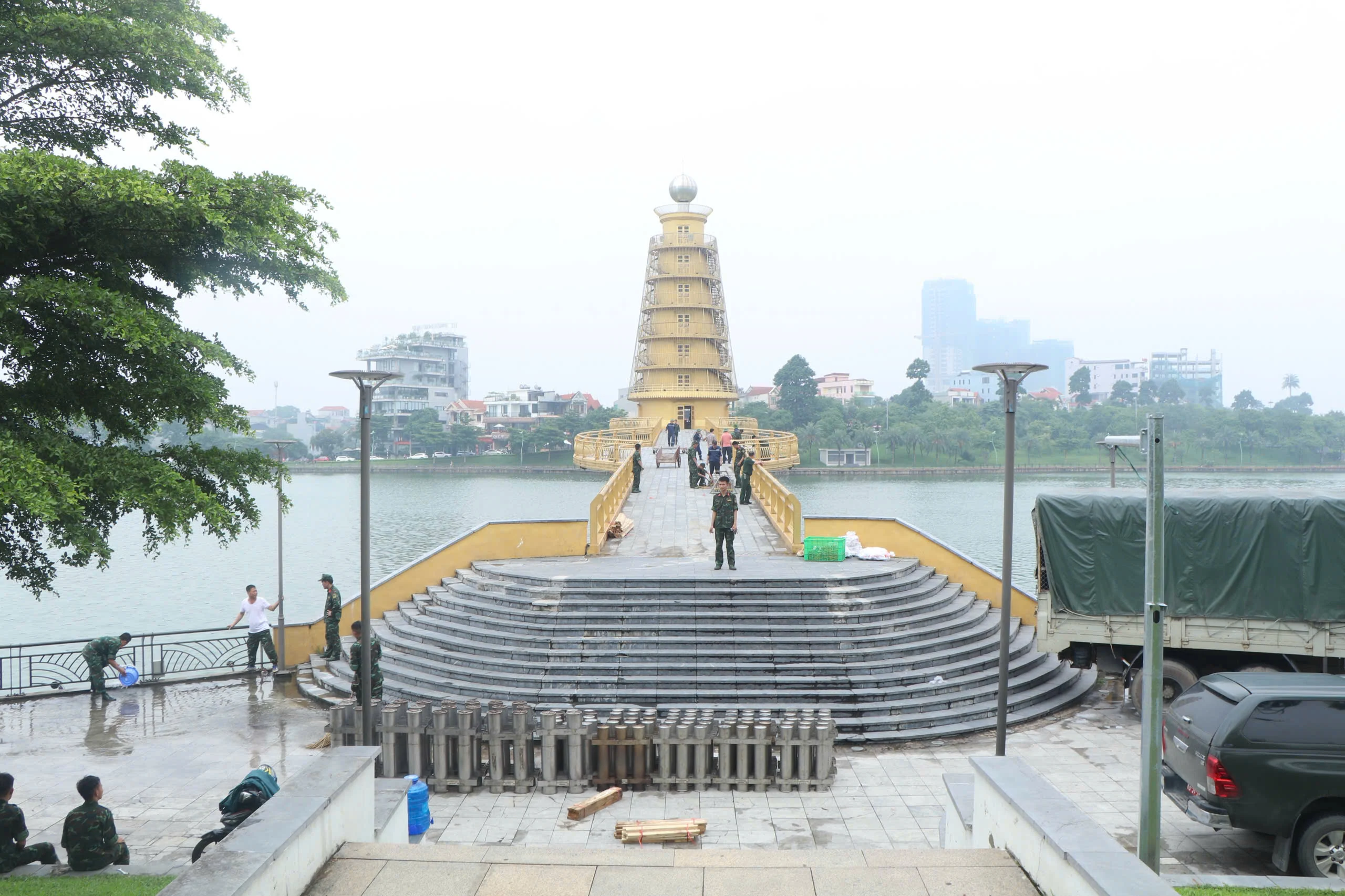 Chuẩn bị trận địa pháo hoa tại Công viên Văn Lang