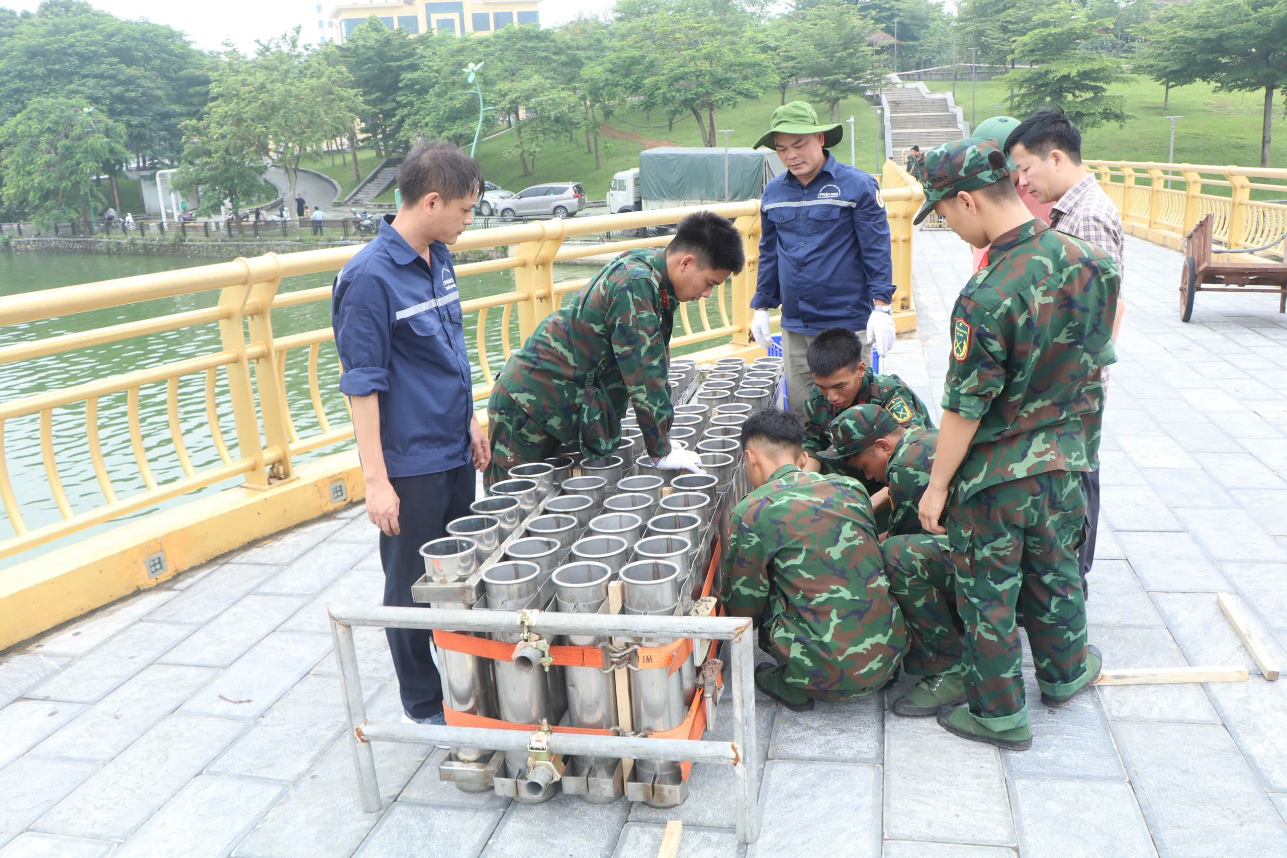 Chuẩn bị trận địa pháo hoa tại Công viên Văn Lang