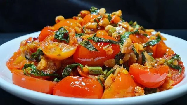 4 nhóm người nên hạn chế ăn cà chua