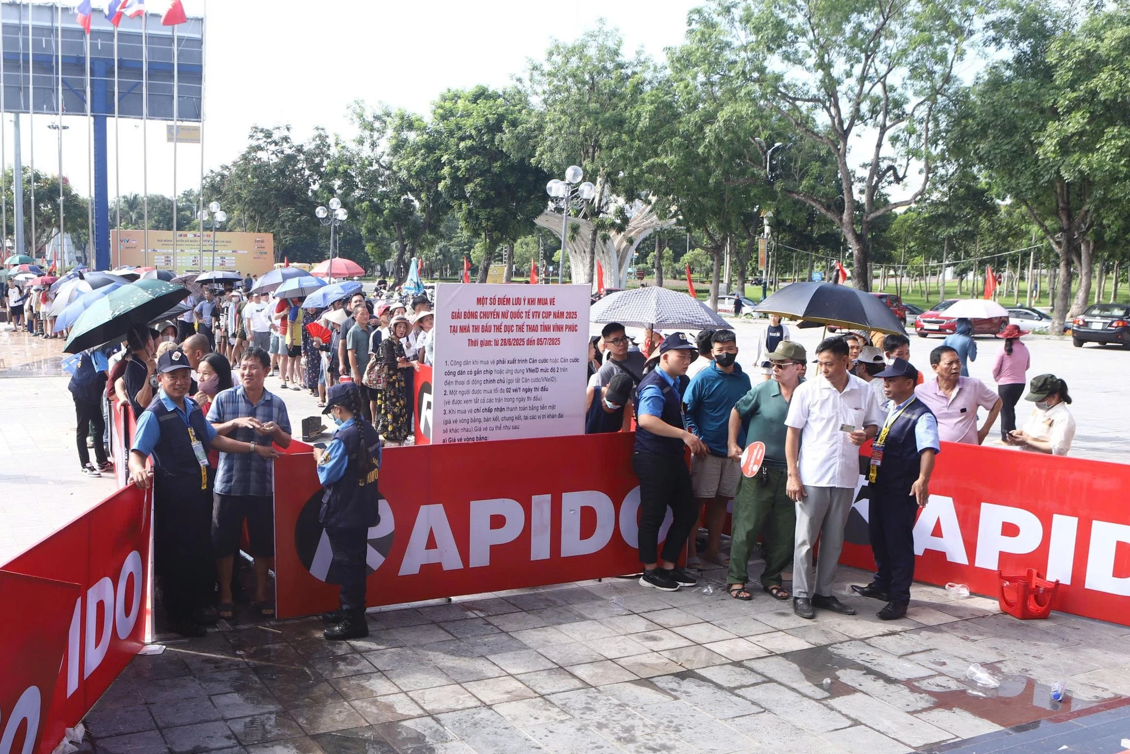 Người dân xếp hàng dài chờ mua vé xem Chung kết bóng chuyền nữ VTV Cup 2025