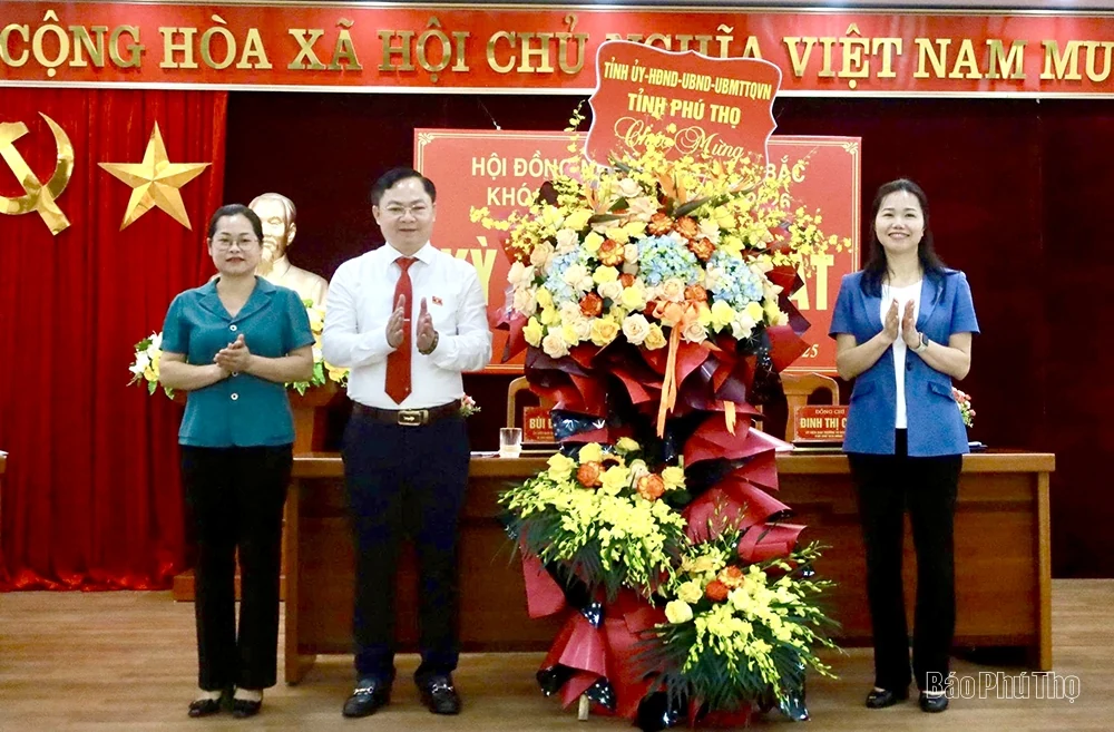 Phó Bí thư Tỉnh ủy Bùi Thị Minh dự Kỳ họp thứ Nhất HĐND xã Đà Bắc