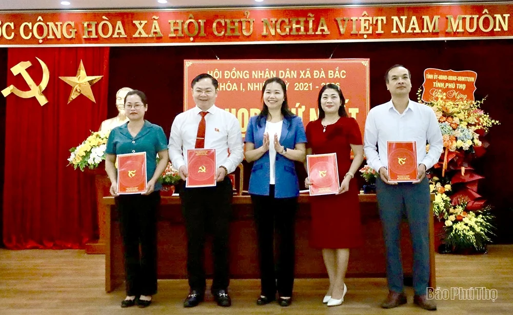 Phó Bí thư Tỉnh ủy Bùi Thị Minh dự Kỳ họp thứ Nhất HĐND xã Đà Bắc