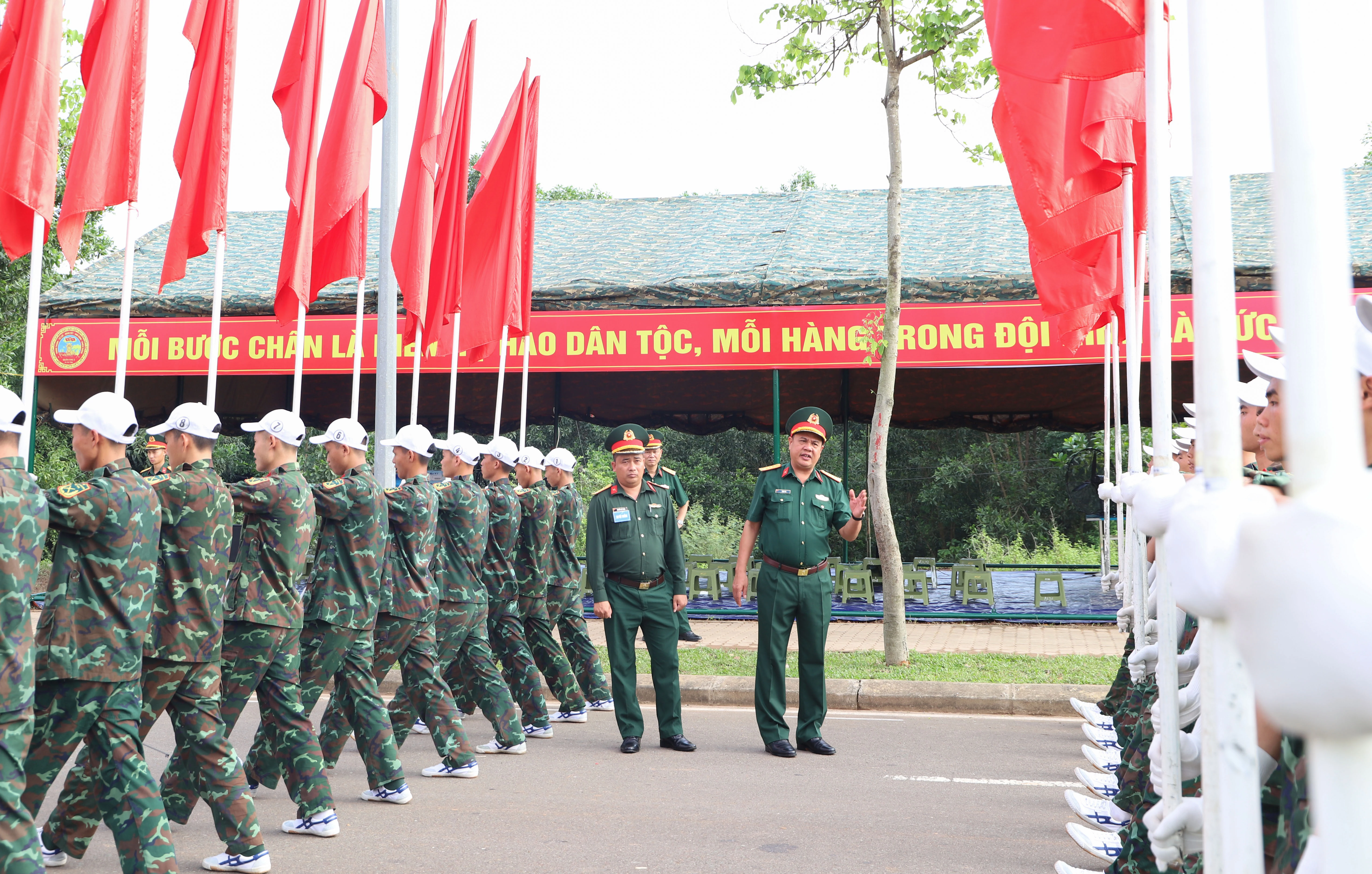 Nhân dân cổ vũ, động viên lực lượng luyện tập diễu binh, diễu hành của Quân khu 2