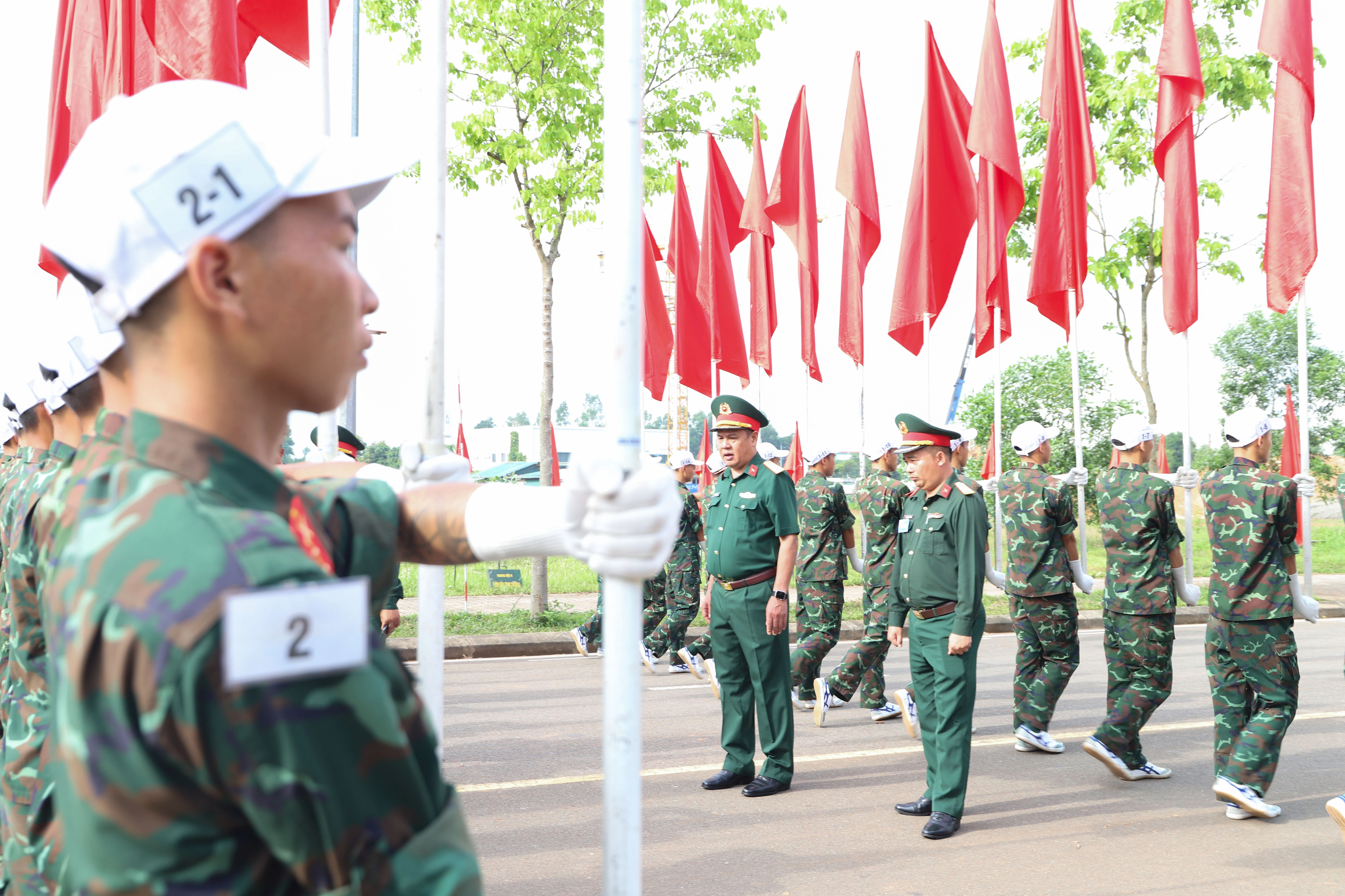 Nhân dân cổ vũ, động viên lực lượng luyện tập diễu binh, diễu hành của Quân khu 2