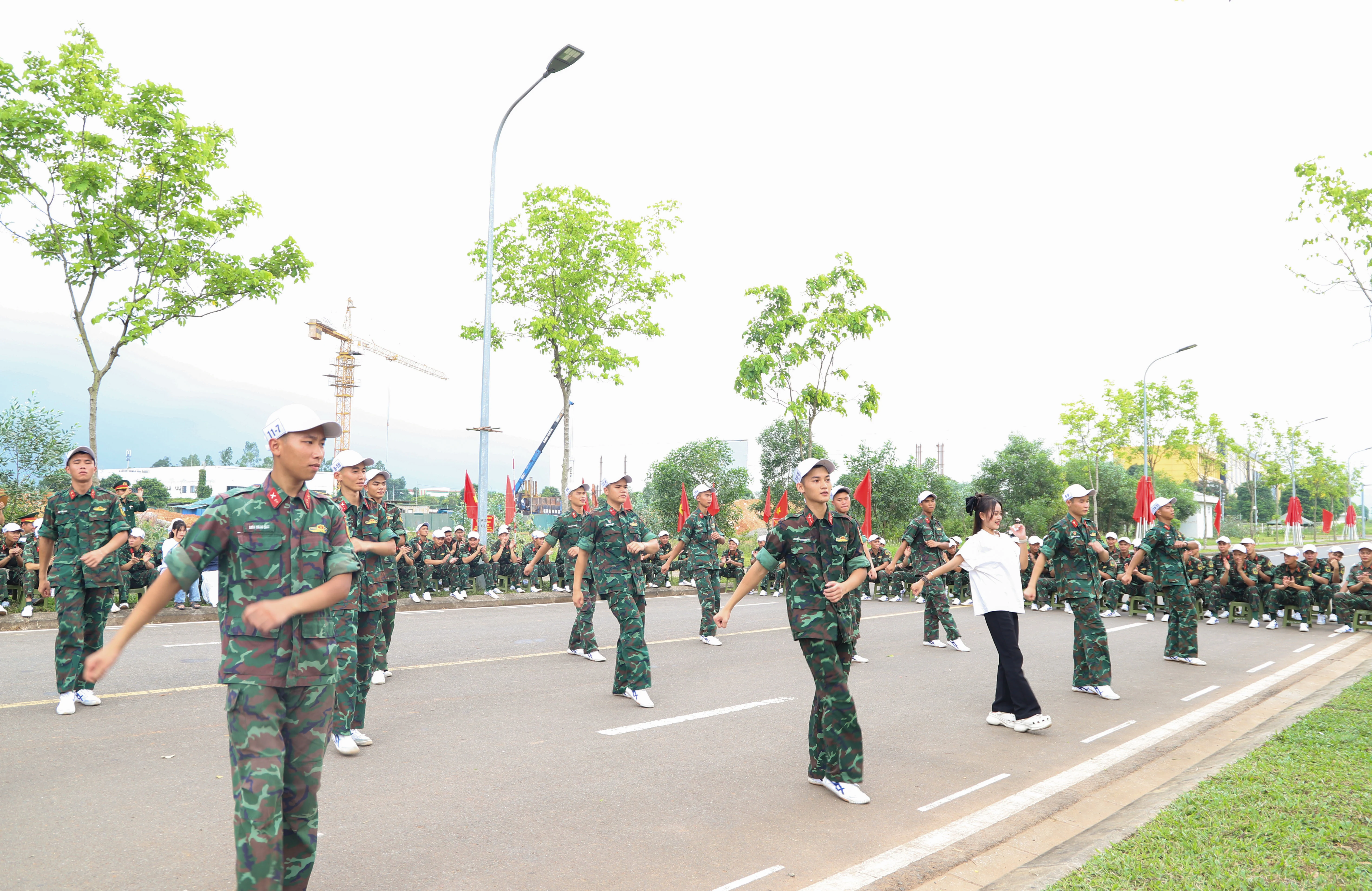 Nhân dân cổ vũ, động viên lực lượng luyện tập diễu binh, diễu hành của Quân khu 2