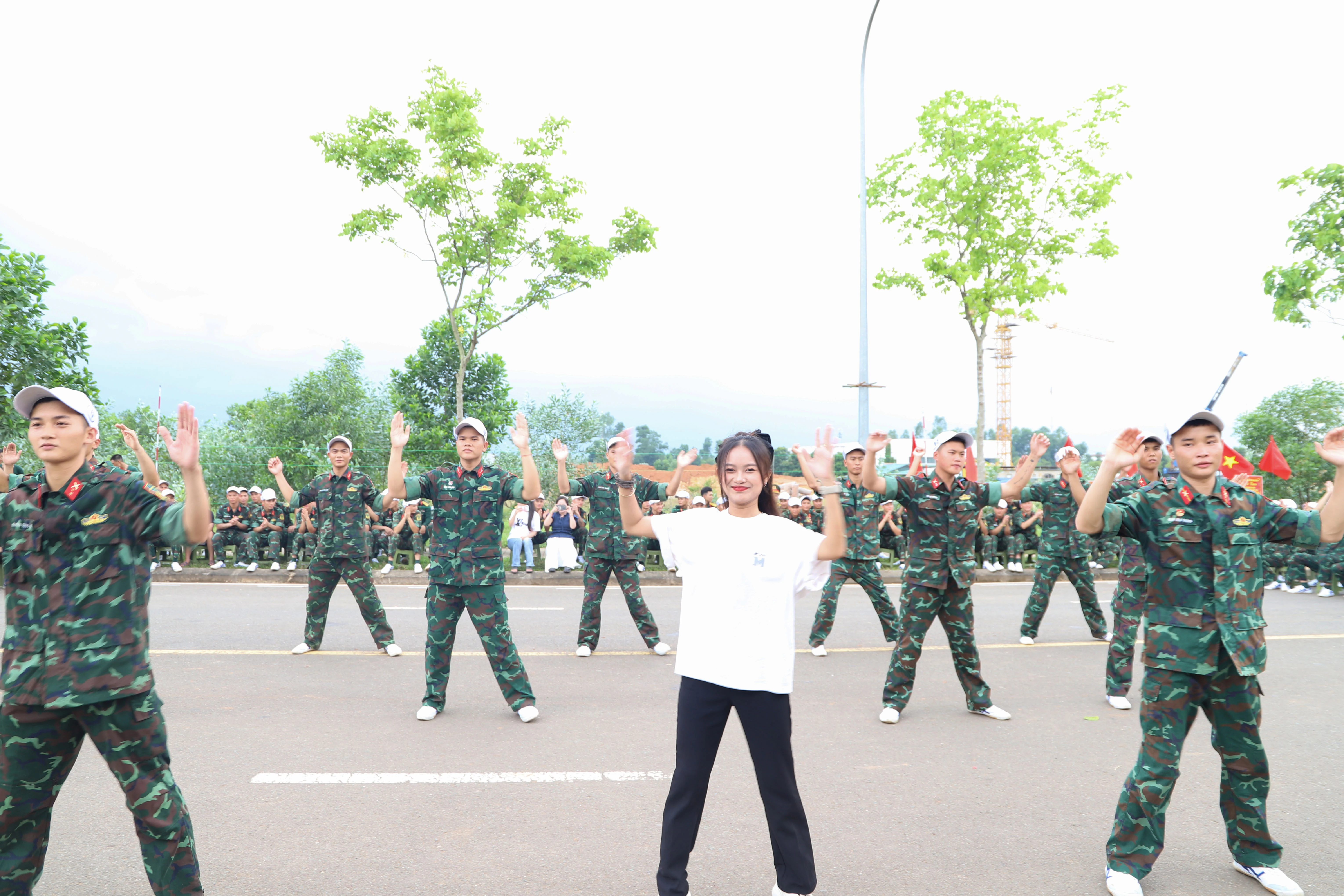 Nhân dân cổ vũ, động viên lực lượng luyện tập diễu binh, diễu hành của Quân khu 2