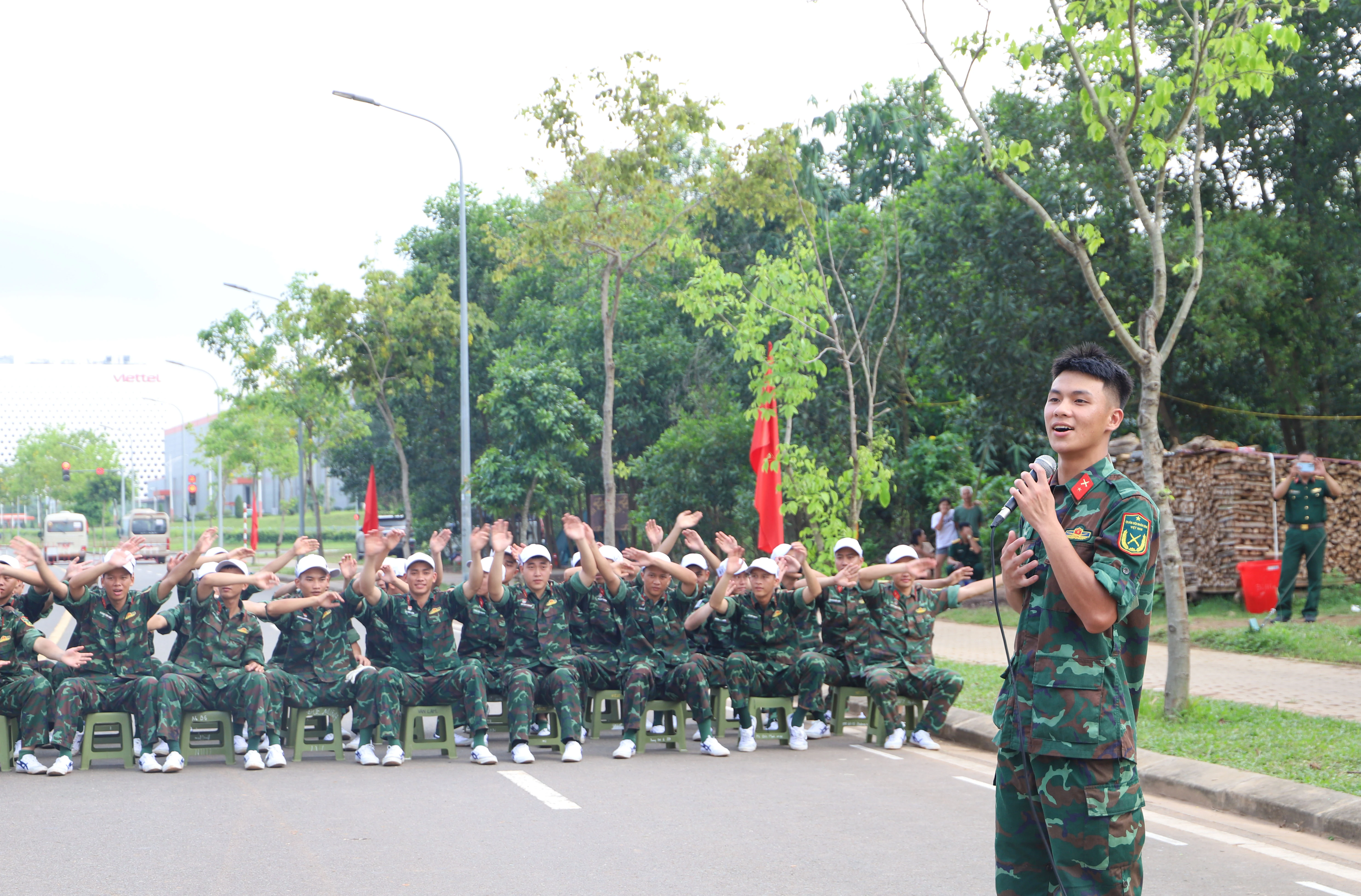 Nhân dân cổ vũ, động viên lực lượng luyện tập diễu binh, diễu hành của Quân khu 2
