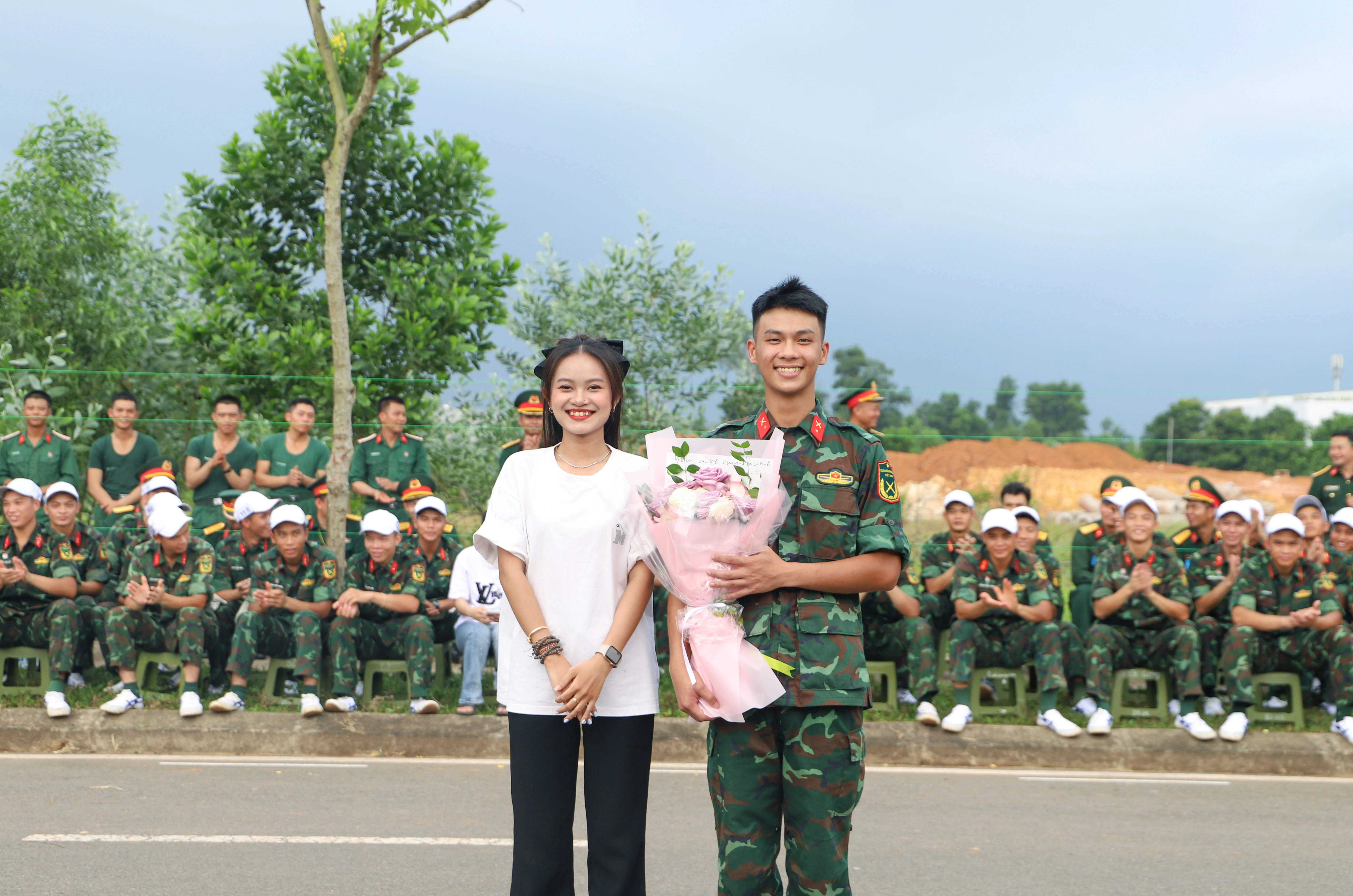 Nhân dân cổ vũ, động viên lực lượng luyện tập diễu binh, diễu hành của Quân khu 2