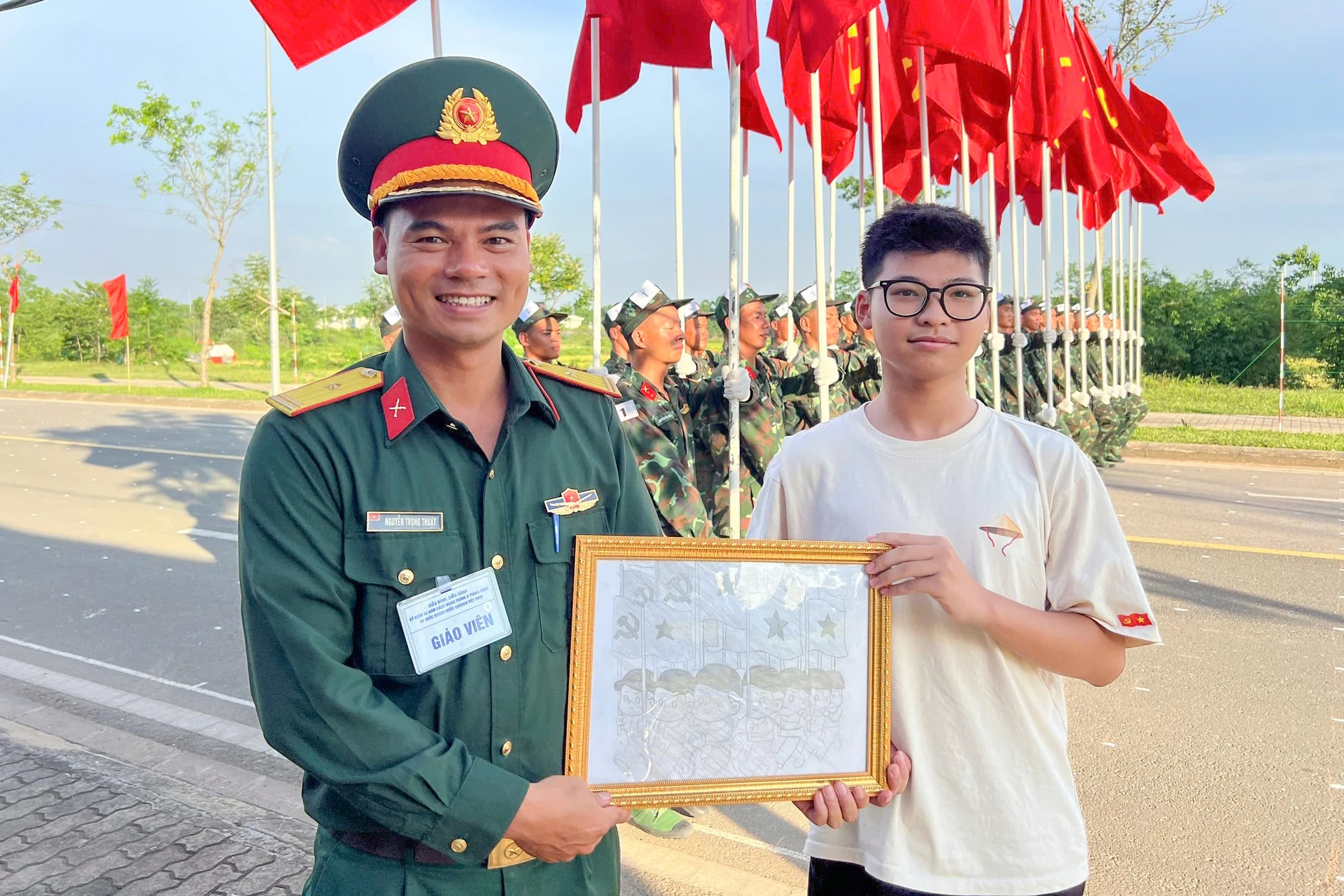 Nhân dân cổ vũ, động viên lực lượng luyện tập diễu binh, diễu hành của Quân khu 2