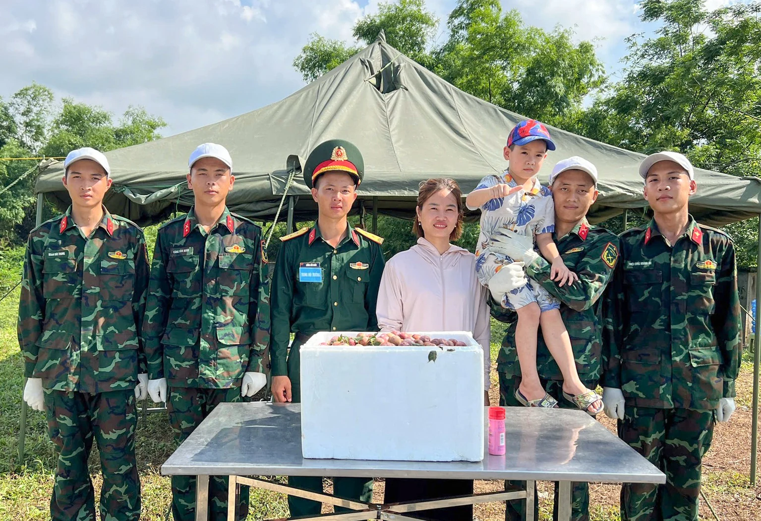 Nhân dân cổ vũ, động viên lực lượng luyện tập diễu binh, diễu hành của Quân khu 2