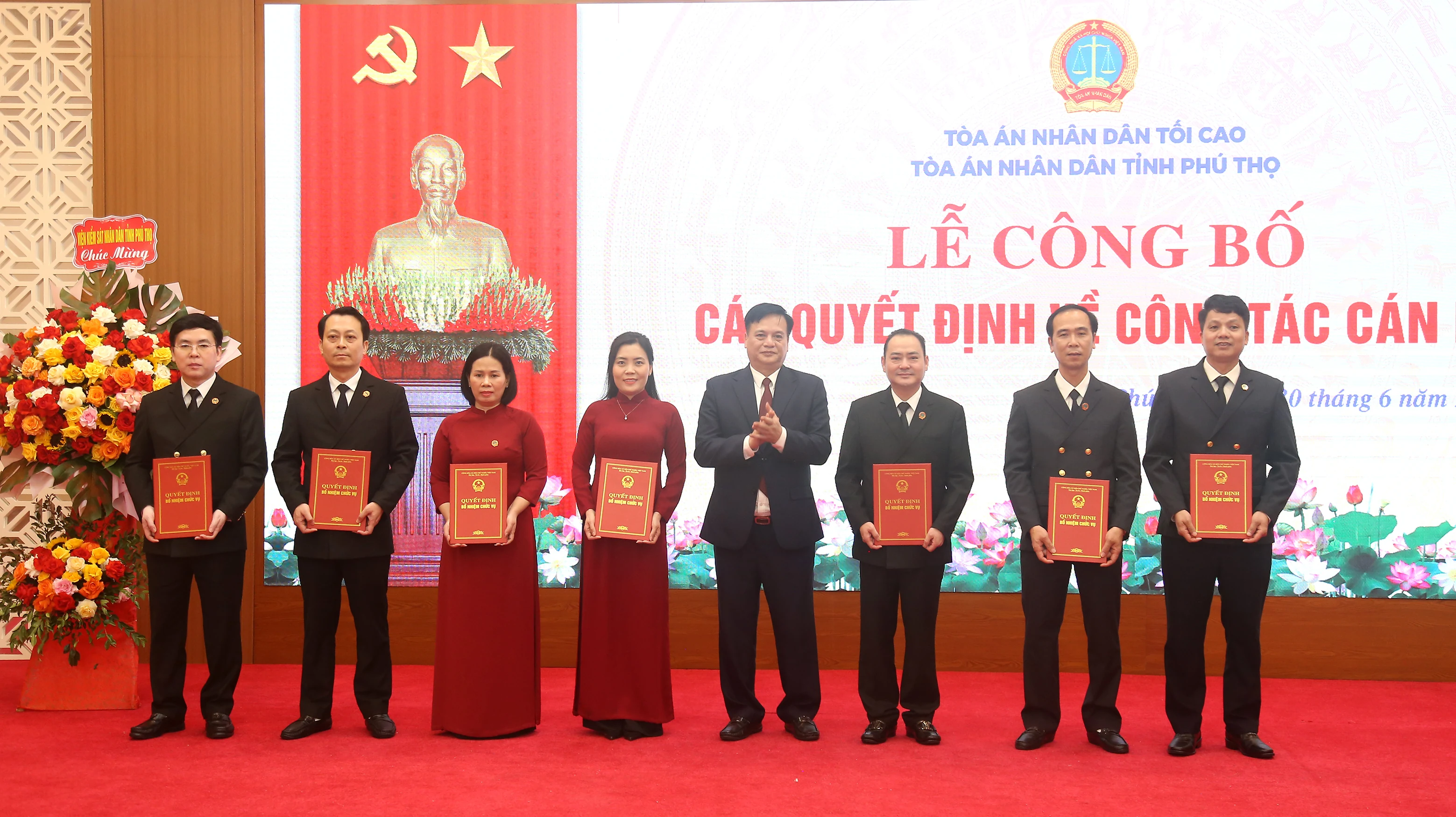 Công bố các quyết định về công tác cán bộ của Chánh án TAND tối cao