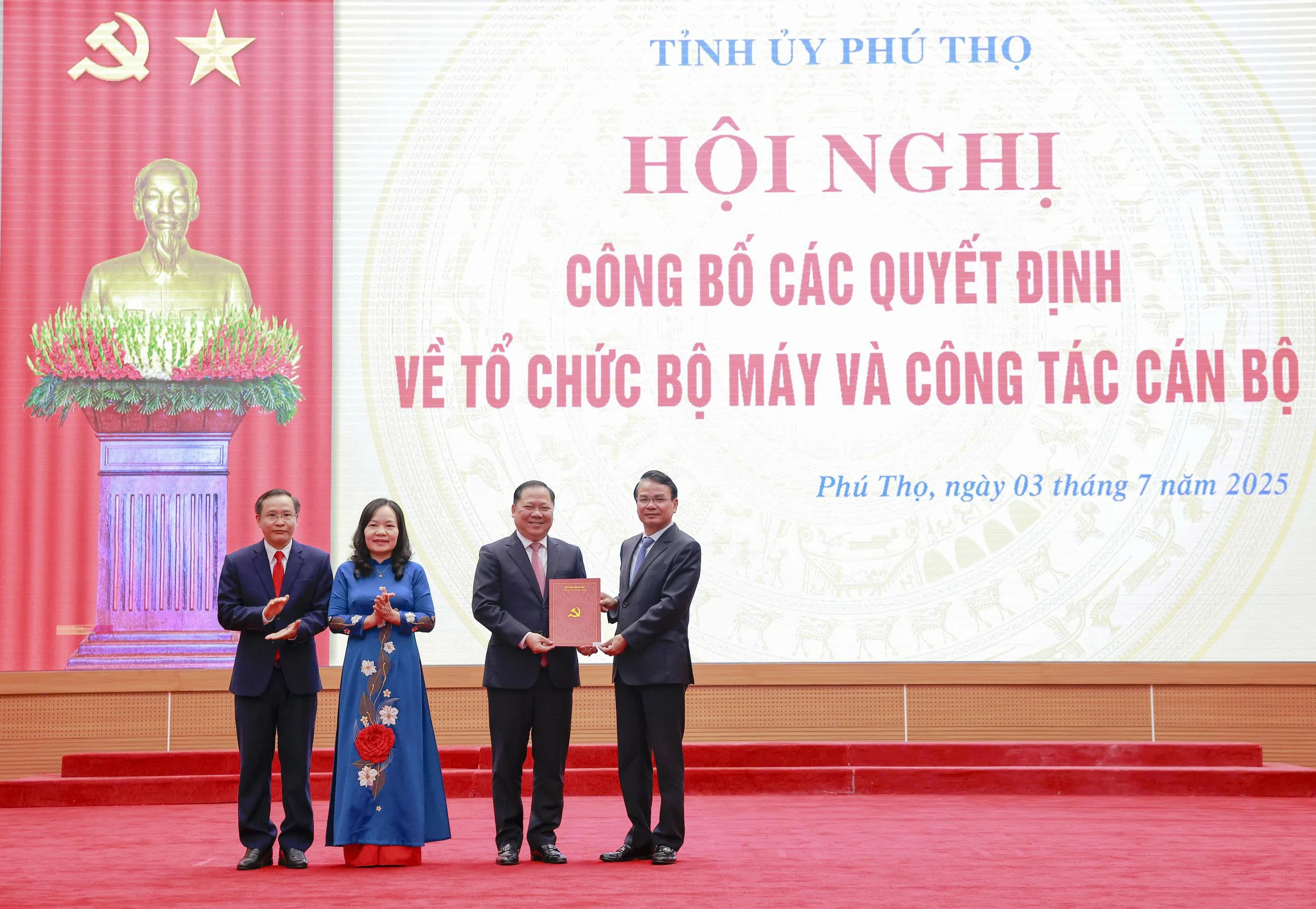 Phú Thọ công bố các quyết định về tổ chức bộ máy và công tác cán bộ