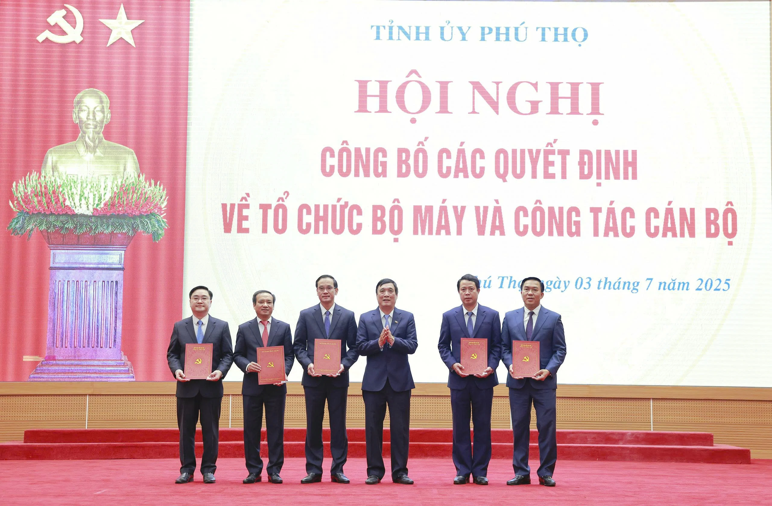 Phú Thọ công bố các quyết định về tổ chức bộ máy và công tác cán bộ