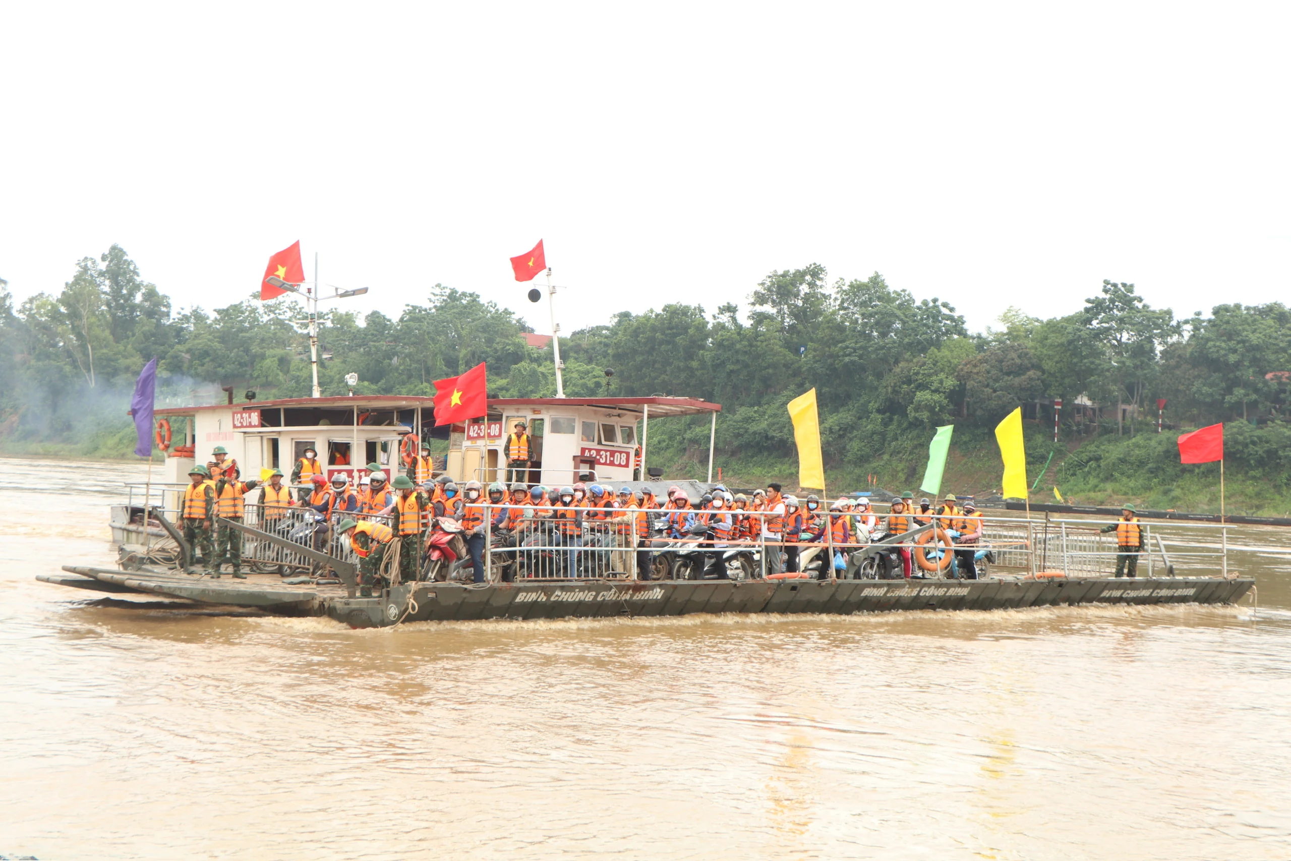 Lữ đoàn 249 vận hành phà quân sự trở lại phục vụ người dân qua sông