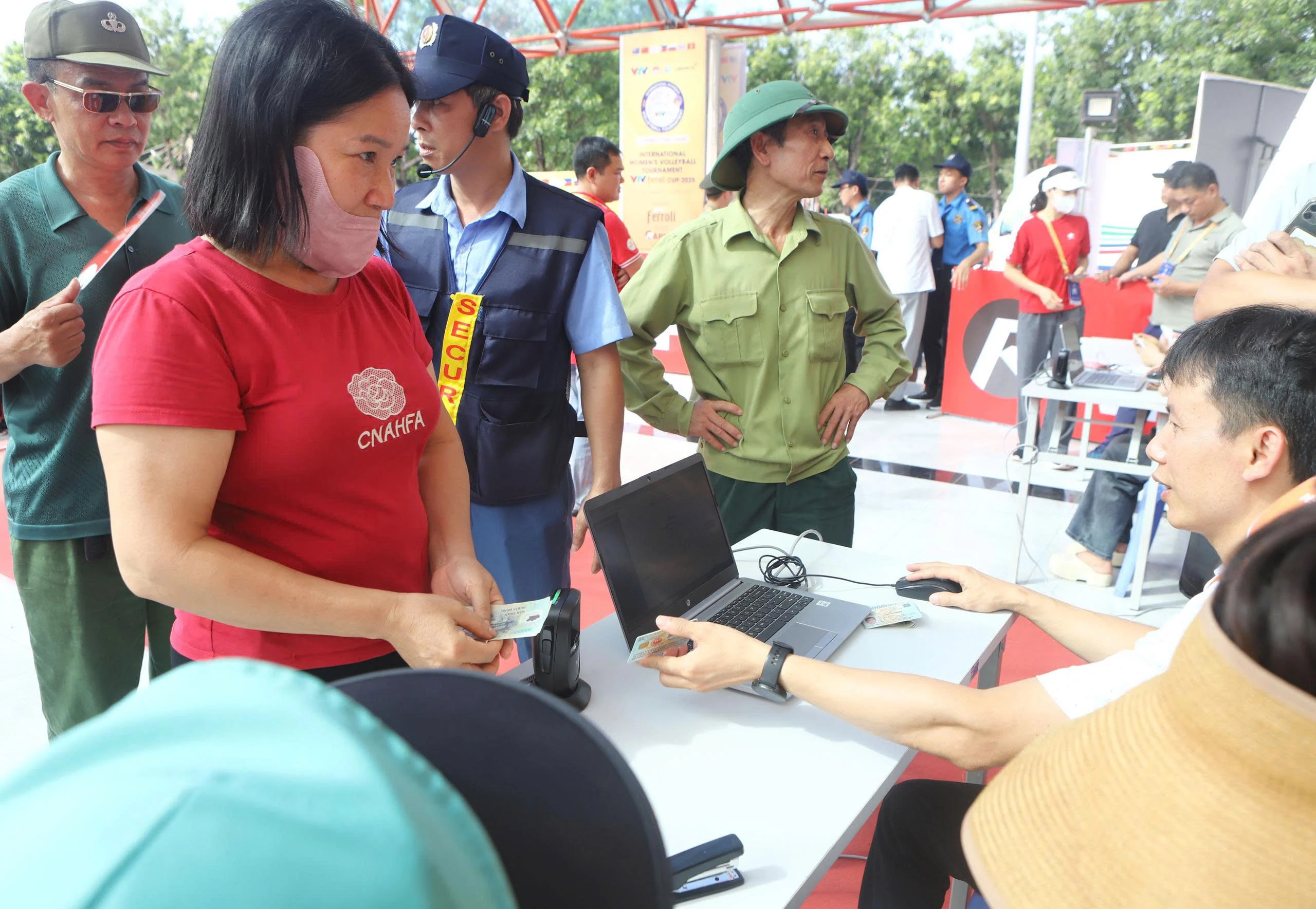 Người dân xếp hàng dài chờ mua vé xem Chung kết bóng chuyền nữ VTV Cup 2025