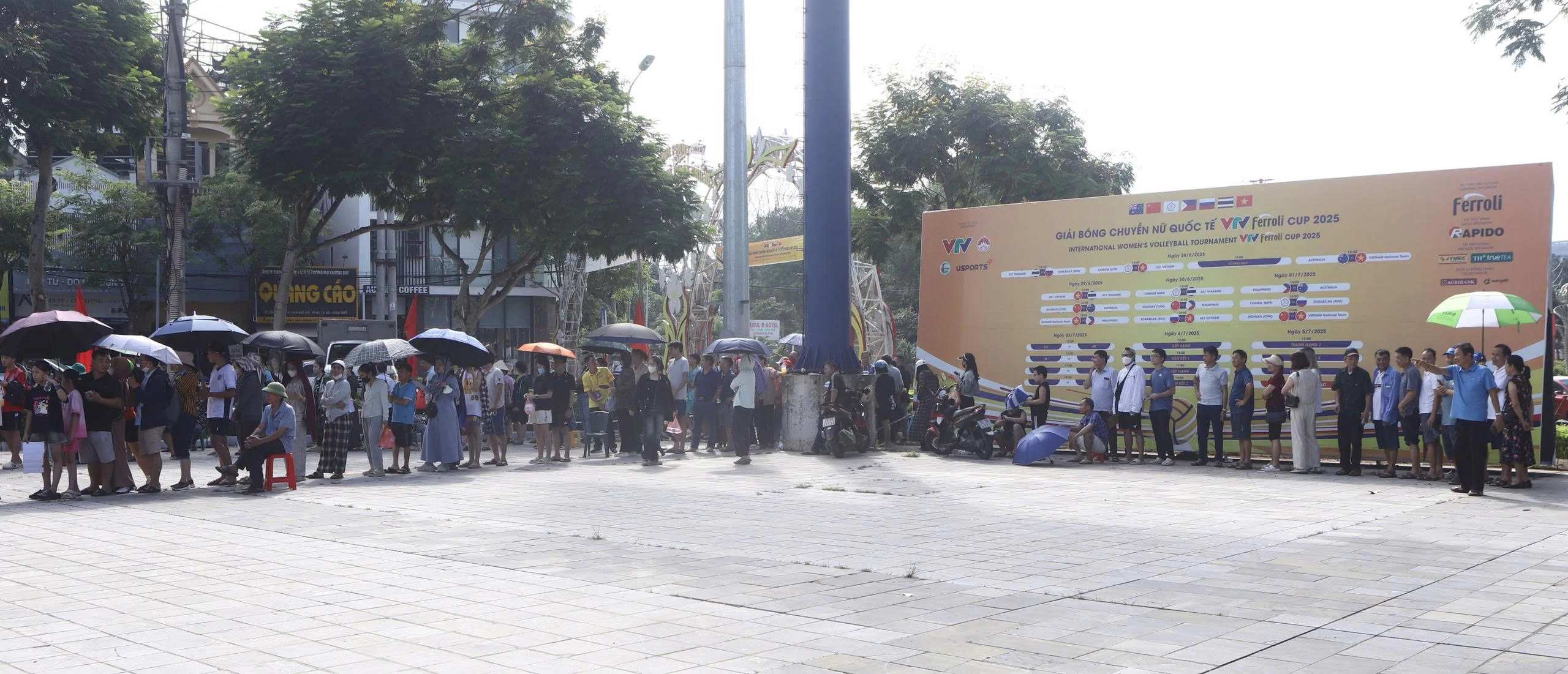Người dân xếp hàng dài chờ mua vé xem Chung kết bóng chuyền nữ VTV Cup 2025