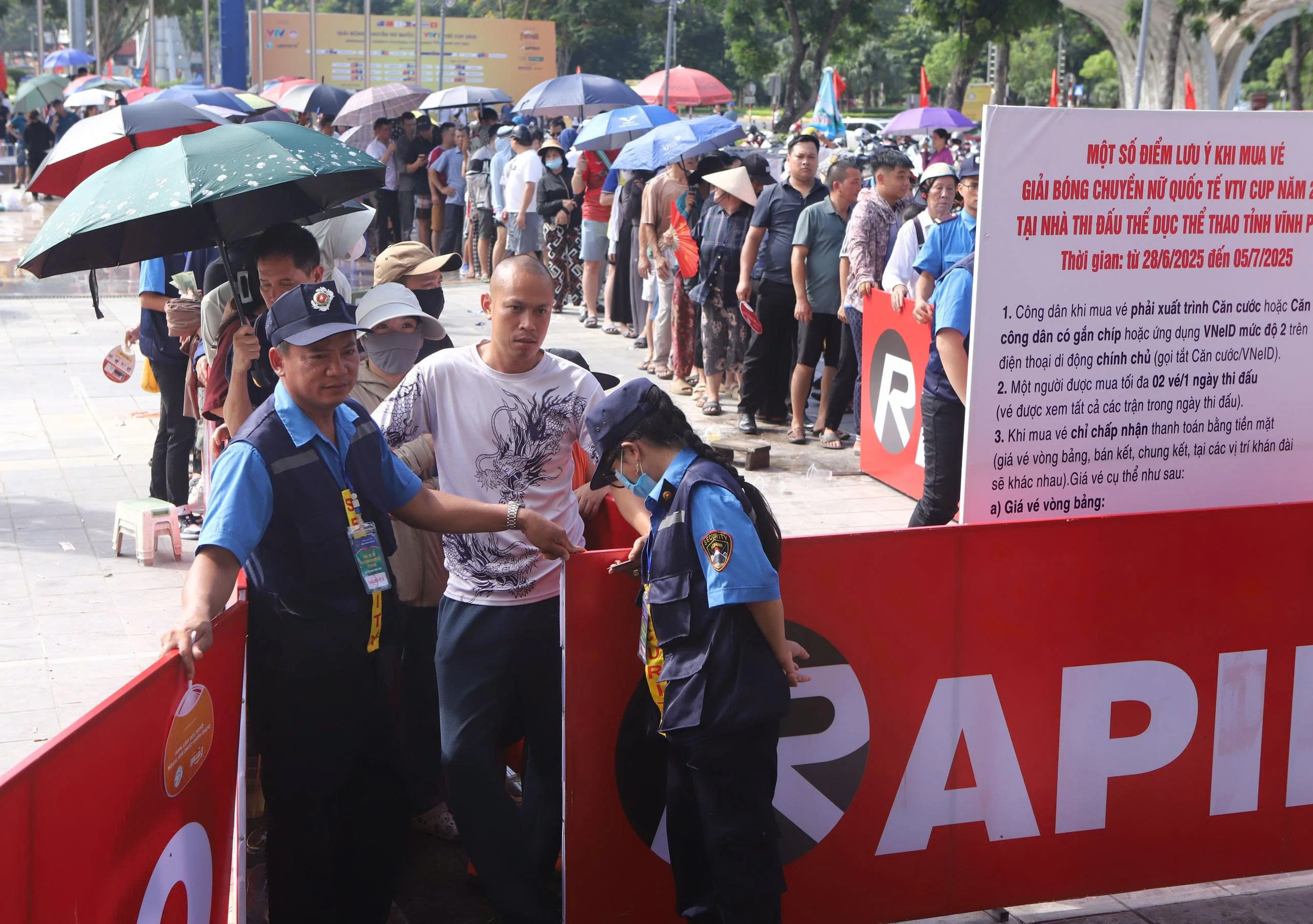 Người dân xếp hàng dài chờ mua vé xem Chung kết bóng chuyền nữ VTV Cup 2025