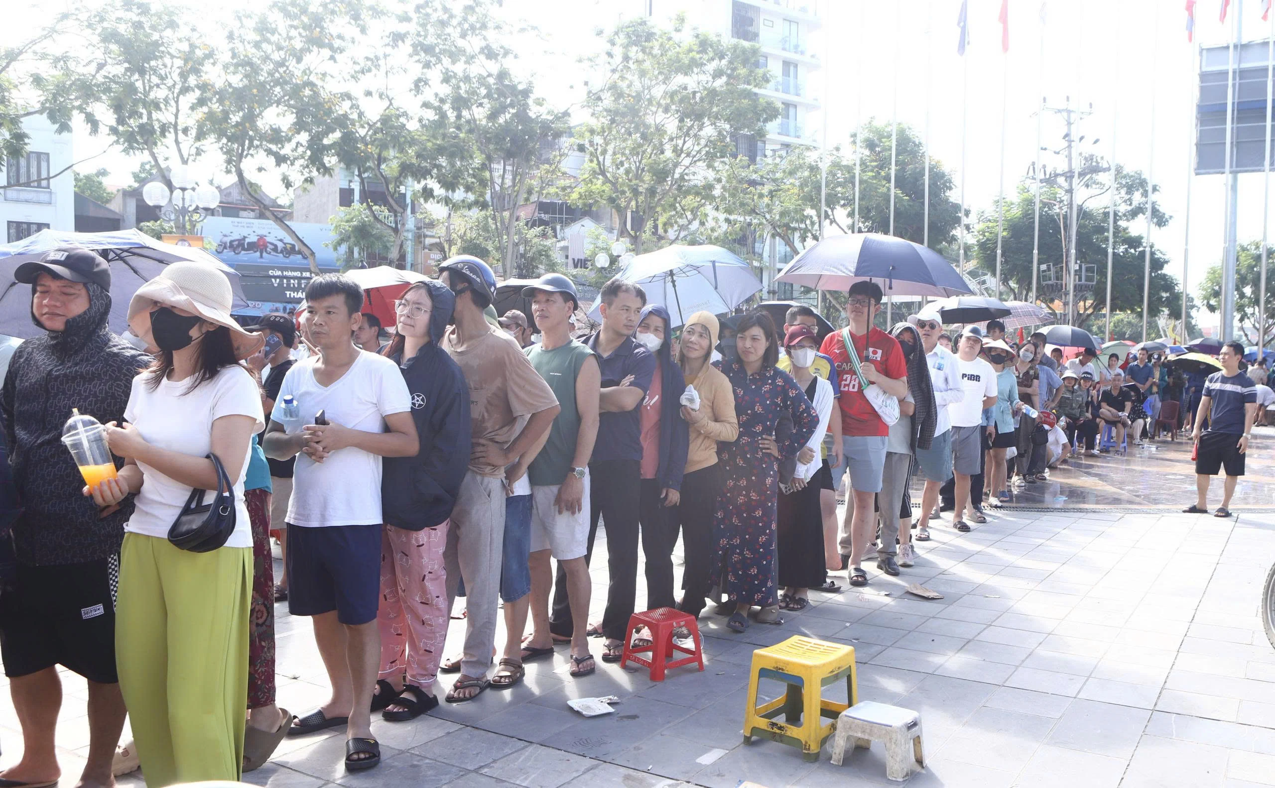 Người dân xếp hàng dài chờ mua vé xem Chung kết bóng chuyền nữ VTV Cup 2025