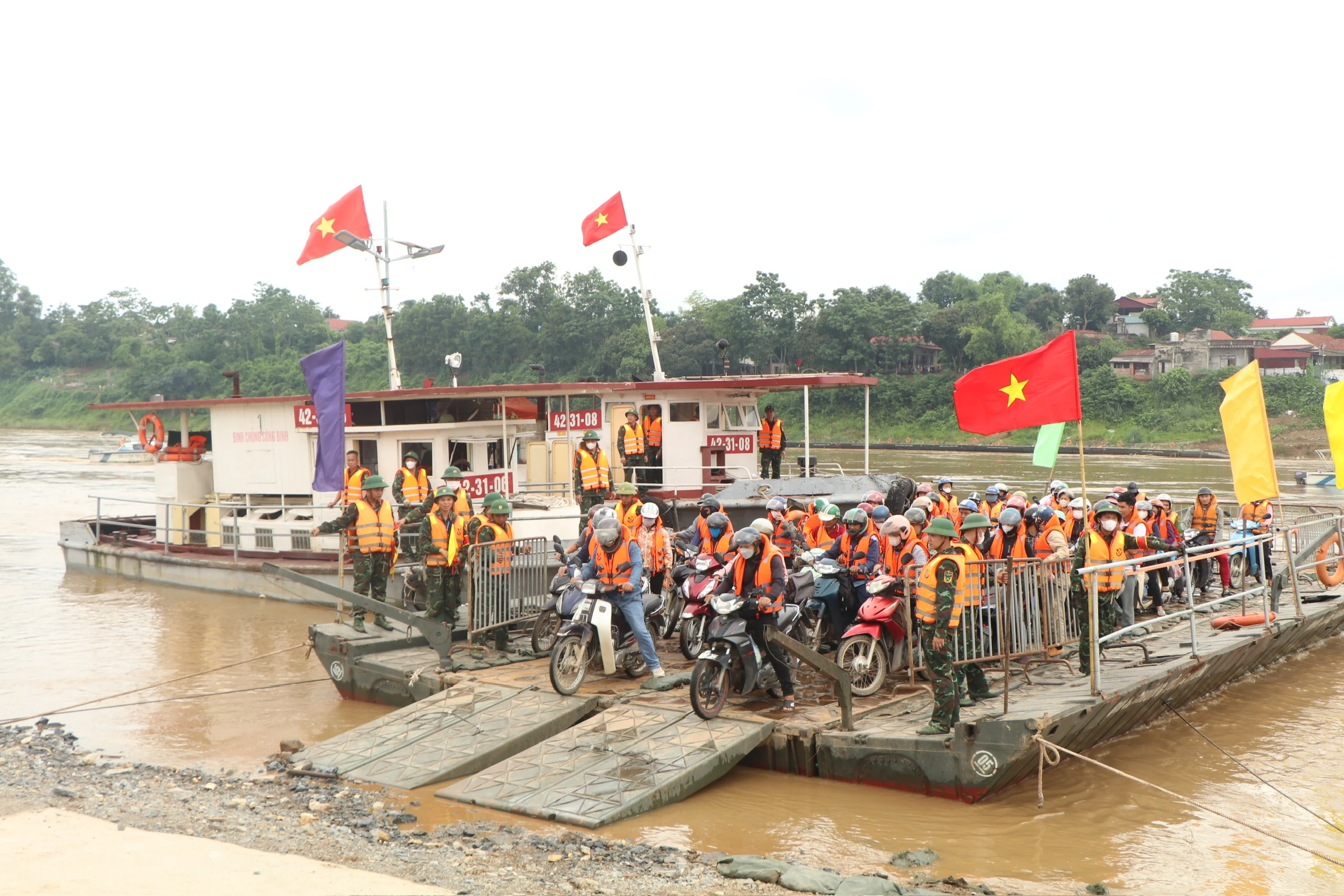 Lữ đoàn 249 vận hành phà tại cầu Phong Châu từ 15h hôm nay