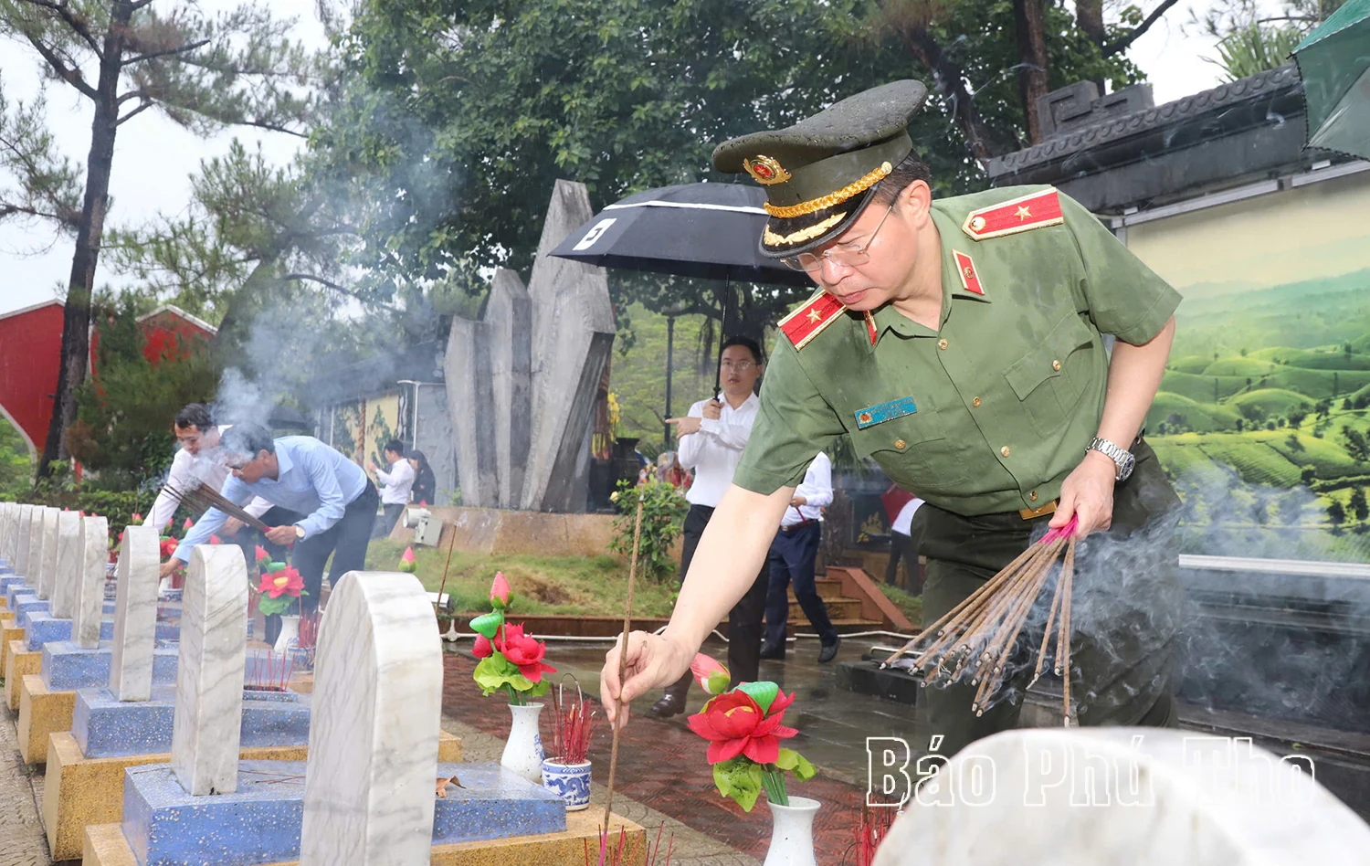Bí thư Tỉnh ủy Đặng Xuân Phong cùng đoàn đại biểu tỉnh tri ân các Anh hùng liệt sĩ tại Hà Tĩnh, Quảng Trị