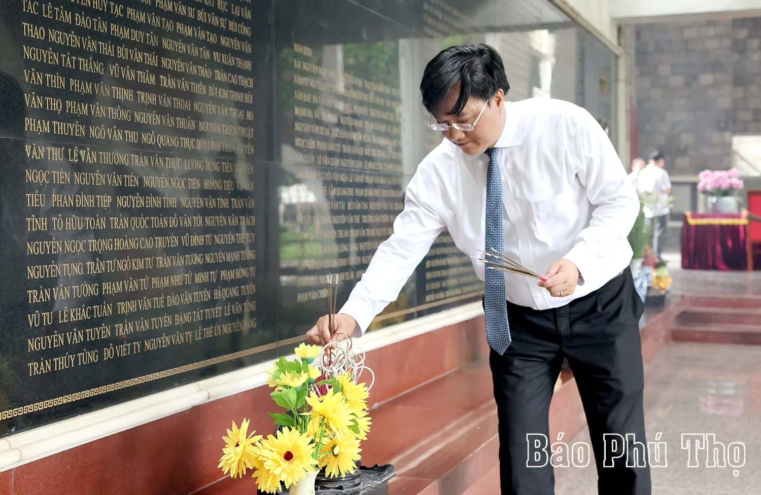 Chủ tịch UBND tỉnh Trần Duy Đông dâng hương tưởng niệm các anh hùng, liệt sĩ tại Điện Biên