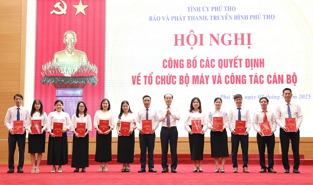 Công bố quyết định về tổ chức bộ máy và công tác cán bộ của Báo và phát thanh, truyền hình Phú Thọ