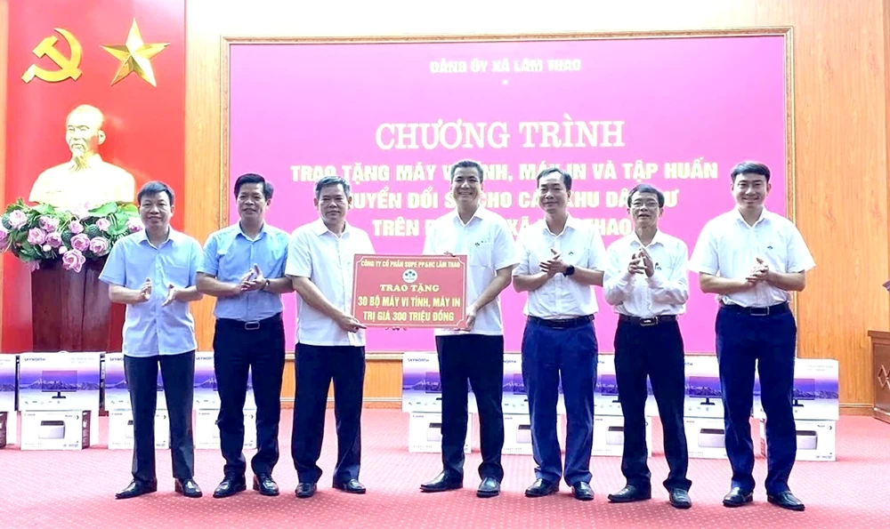 Trao tặng máy tính, máy in cho các khu dân cư tại xã Lâm Thao
