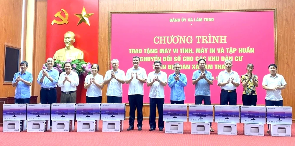 Trao tặng máy tính, máy in cho các khu dân cư tại xã Lâm Thao