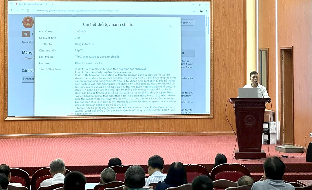 Trao tặng máy tính, máy in cho các khu dân cư tại xã Lâm Thao