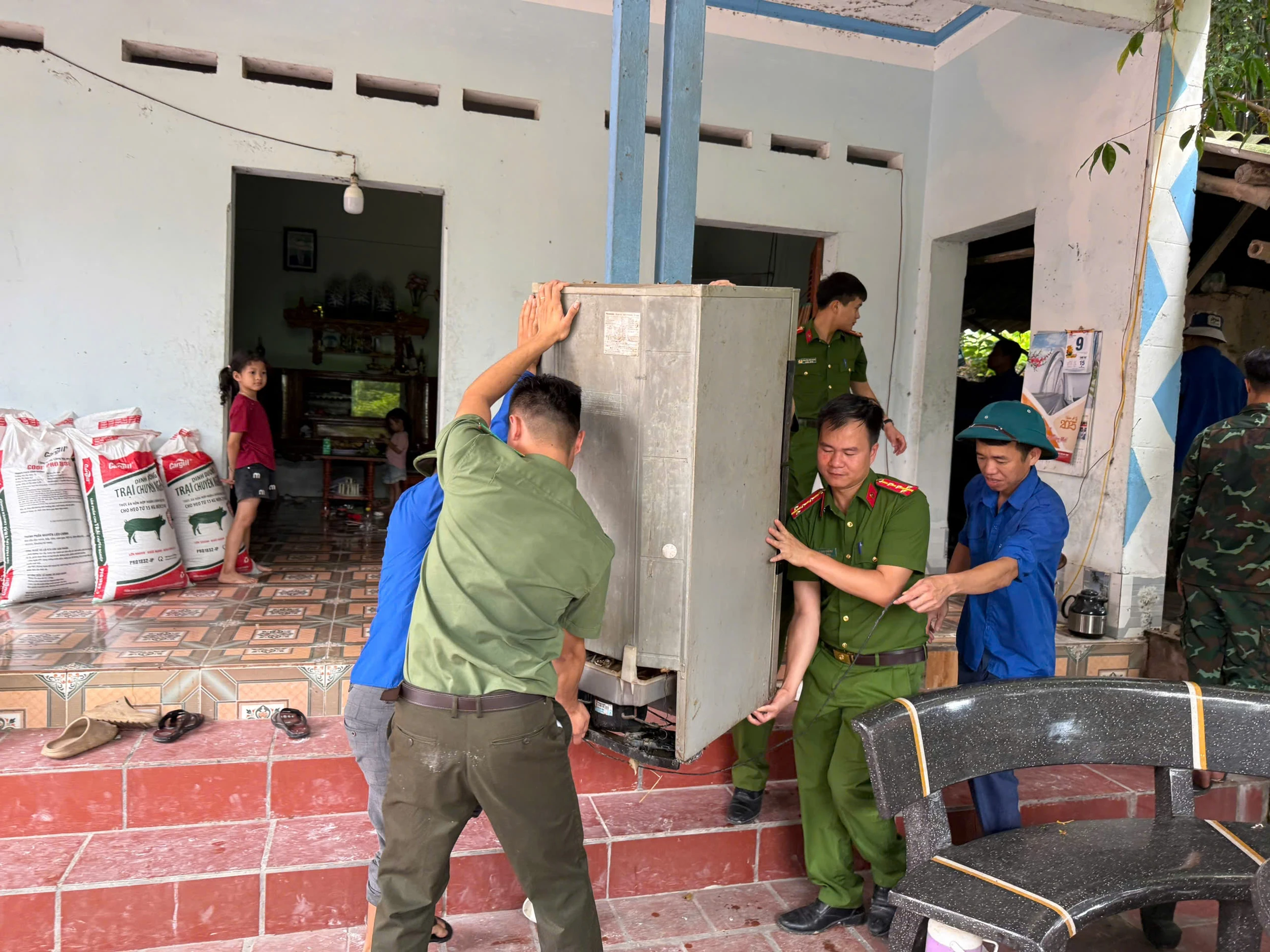 Ra quân tình nguyện hỗ trợ thi công Dự án Đường dây 500kV Lào Cai - Vĩnh Yên