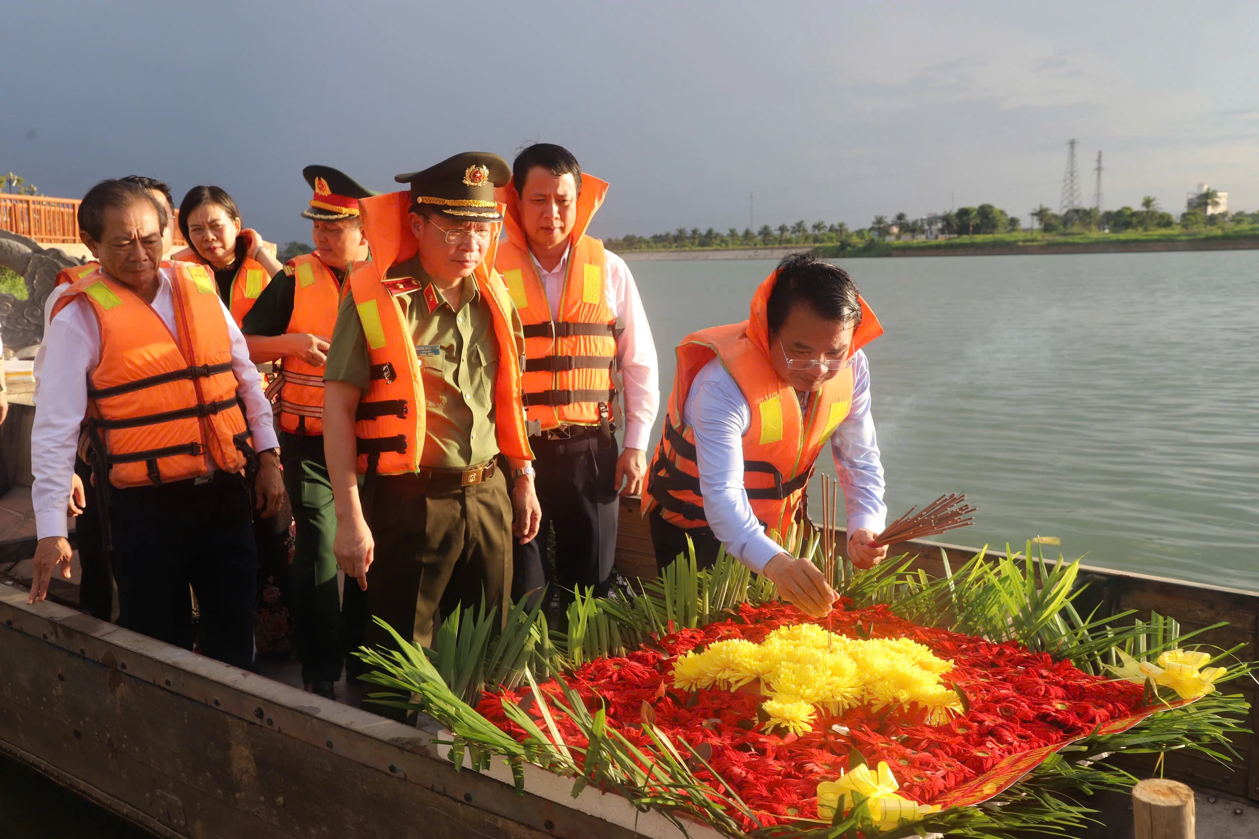 Bí thư Tỉnh ủy Đặng Xuân Phong cùng đoàn đại biểu tỉnh tri ân các Anh hùng liệt sĩ tại Hà Tĩnh, Quảng Trị