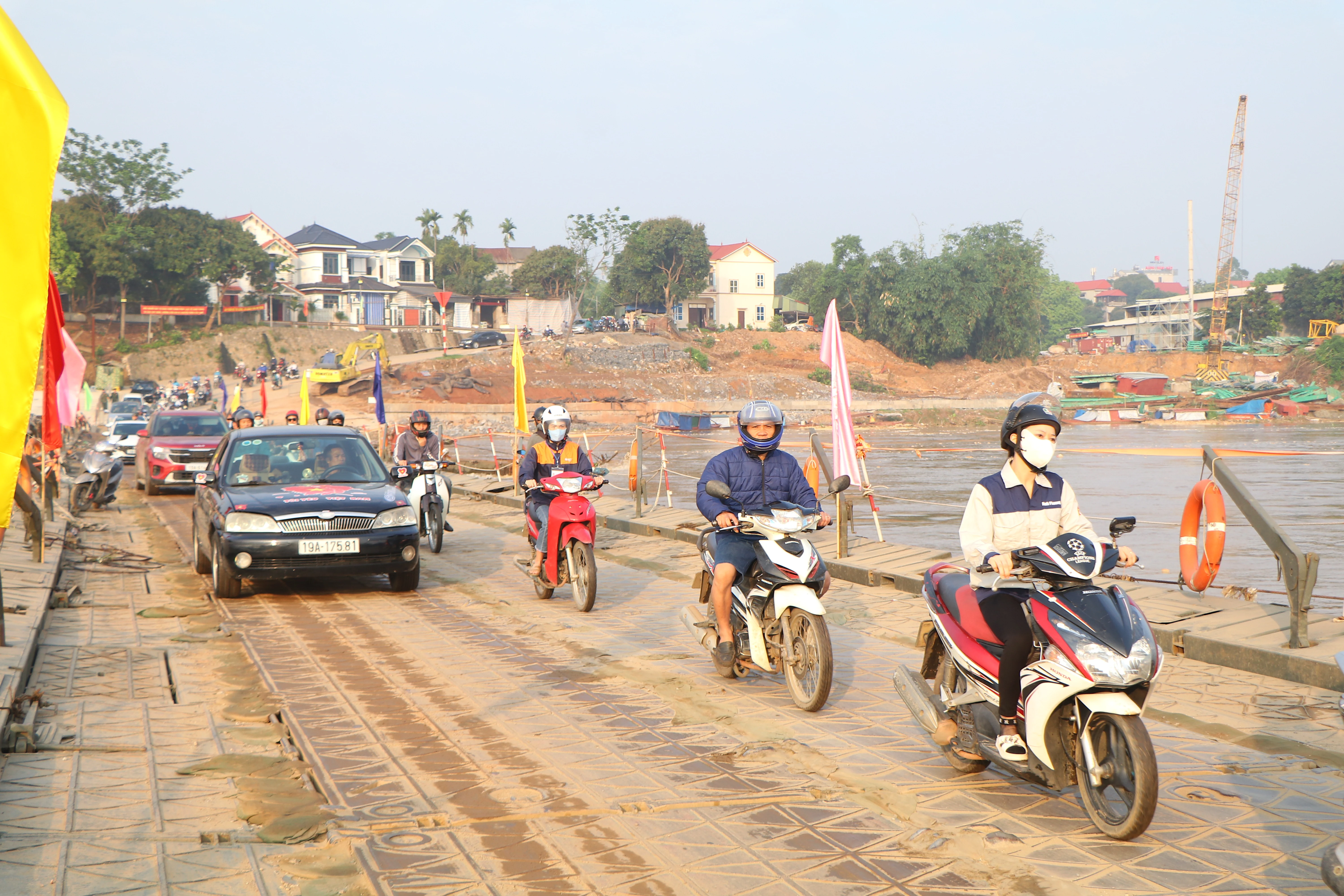 Cầu phao Phong Châu hoạt động trở lại