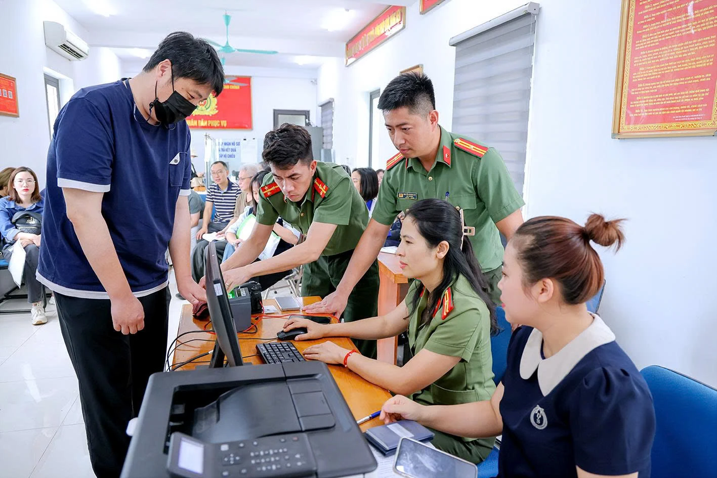 Tăng tốc hoàn thành cấp định danh điện tử cho người nước ngoài