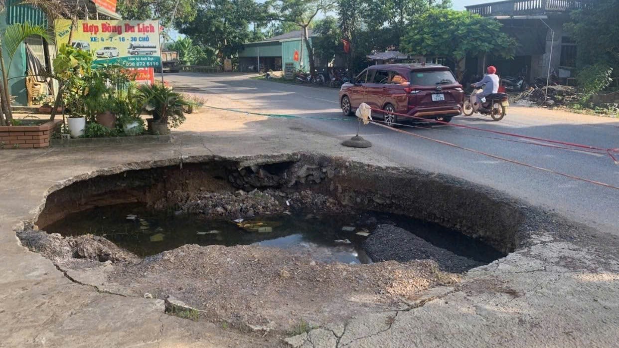 Xuất hiện hố sụt lún nguy hiểm trên tuyến quốc lộ 12B, địa phận xã Thượng Cốc