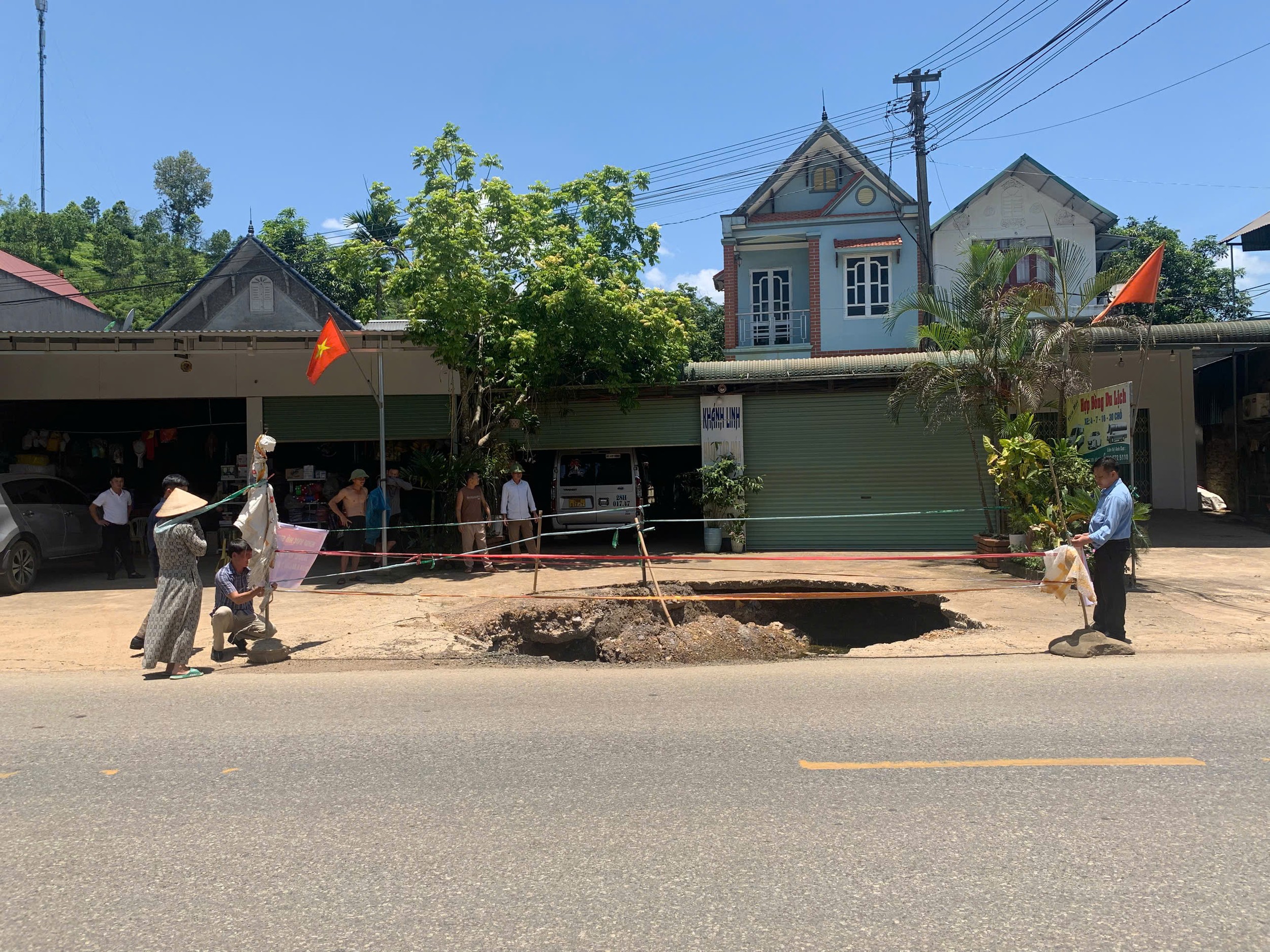 Xuất hiện hố sụt lún nguy hiểm trên tuyến quốc lộ 12B, địa phận xã Thượng Cốc