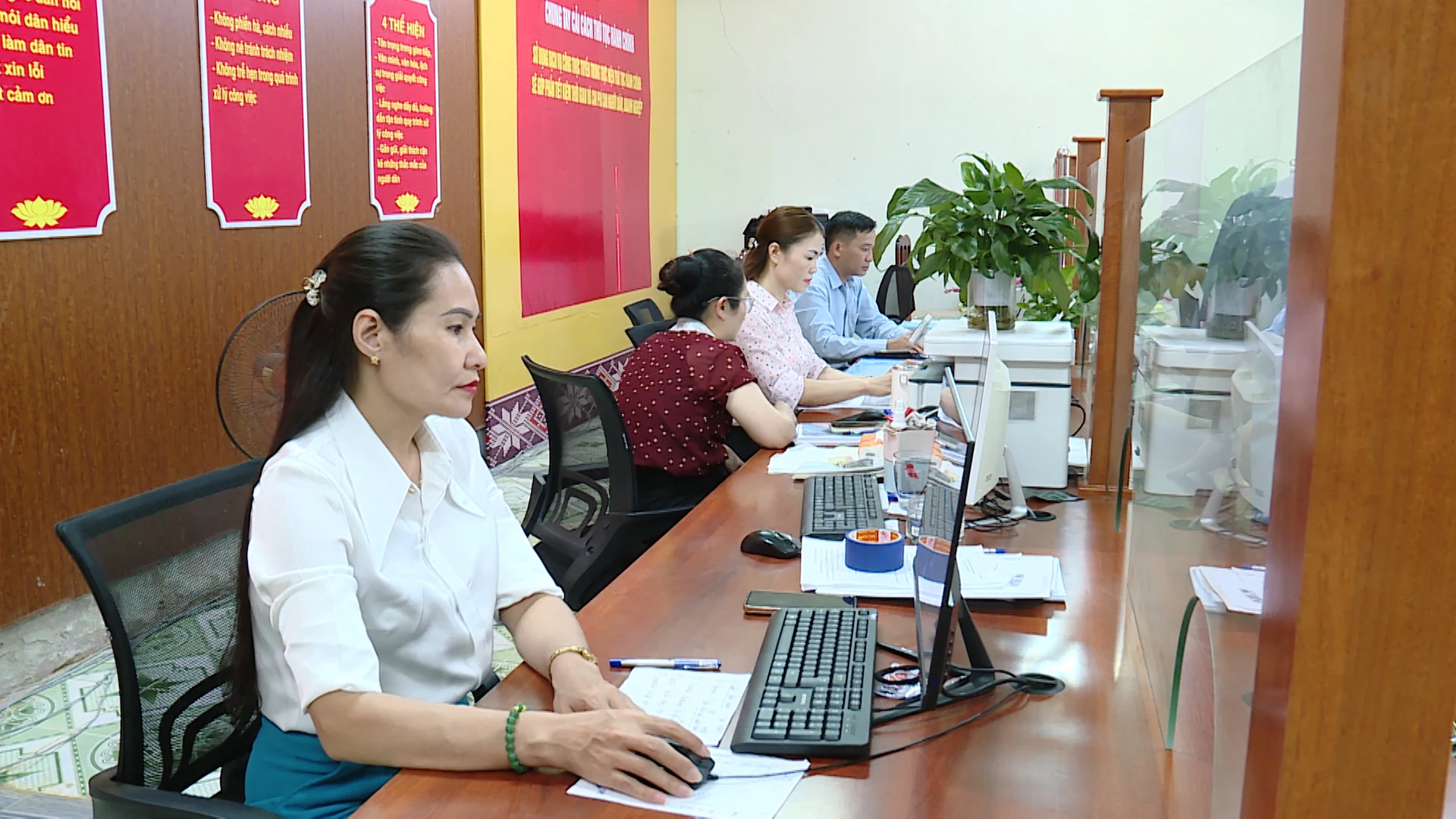 Phó Chủ tịch UBND tỉnh Đinh Công Sứ làm việc tại xã Mường Hoa